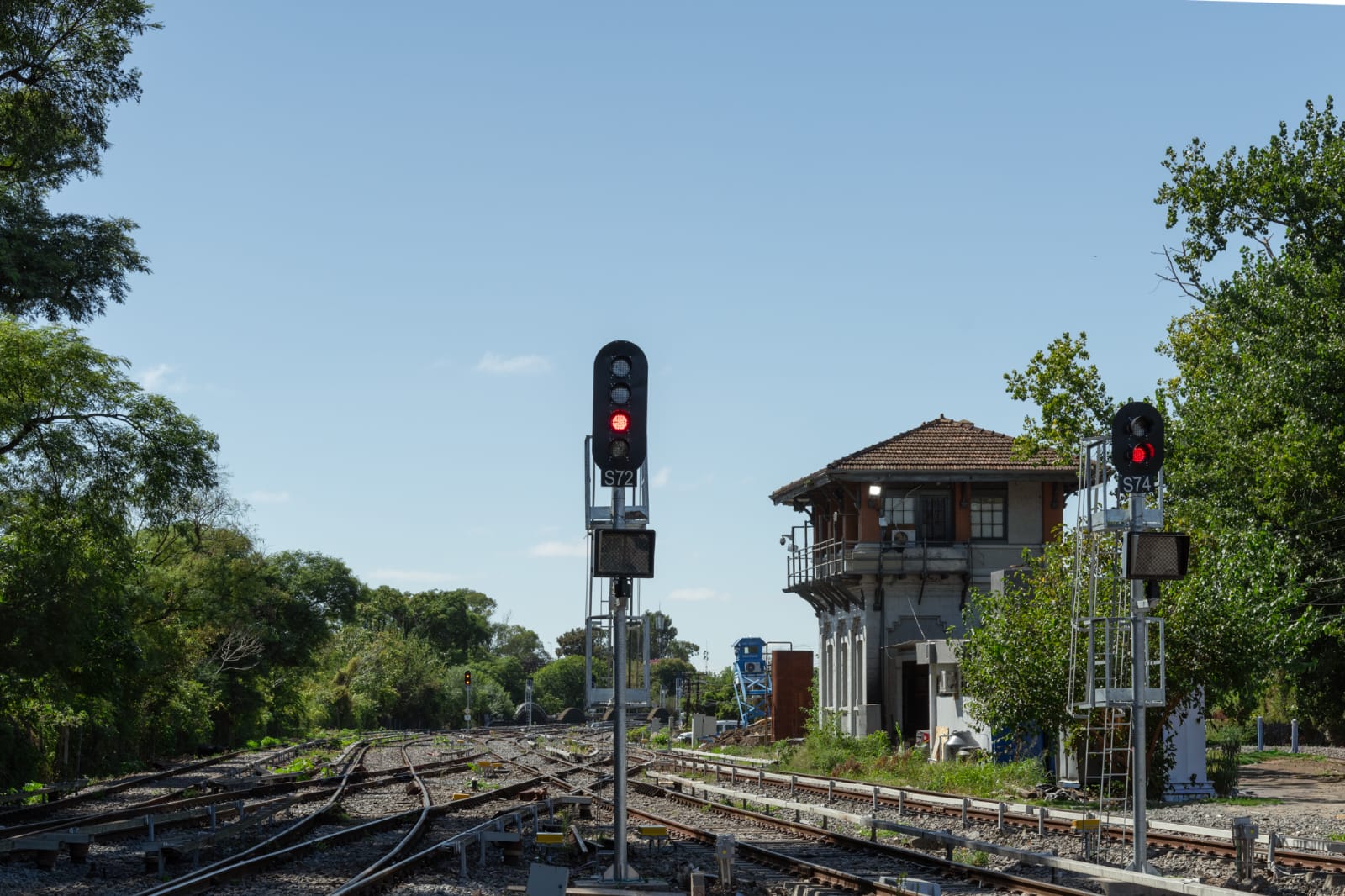 Las obras implicaron la modernización de 16 pasos a nivel, 12 puentes y el reemplazo de infraestructura centenaria en la línea Mitre