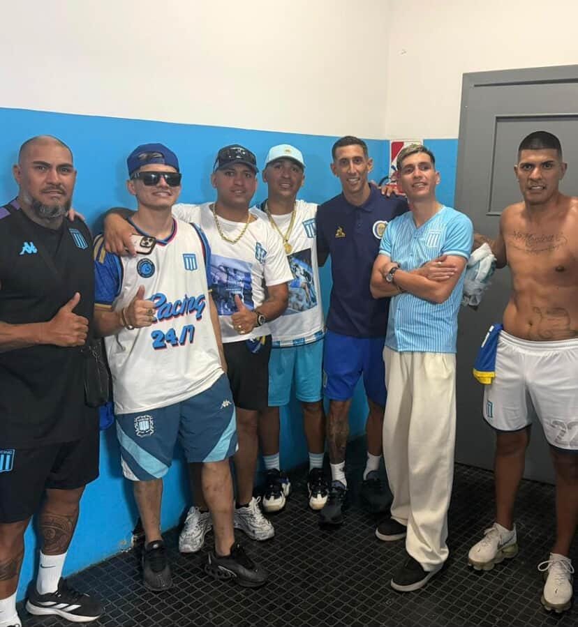 Leandro Paredes (con gorra blanca), al lado de Ángel Di María