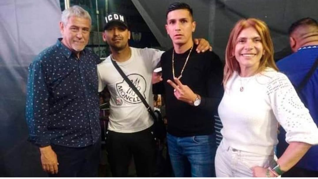 Leandro Paredes (gorra negra) junto al intendente de Avellaneda, Jorge Ferraresi