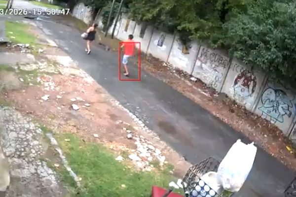 El video de un abuso en Quilmes: un sospechoso persiguió a una mujer en la calle, la manoseó y escapó