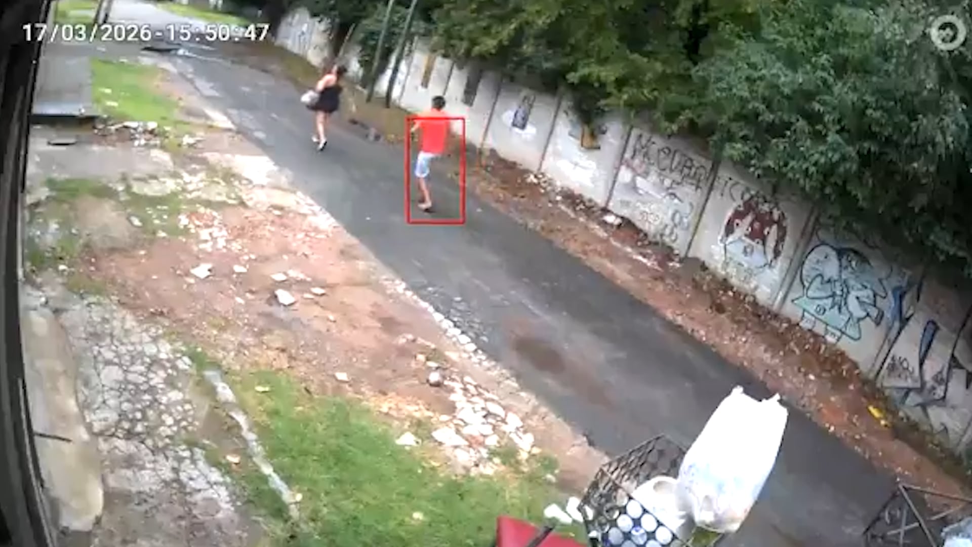 El video de un abuso en Quilmes: un sospechoso persiguió a una mujer en la calle, la manoseó y escapó