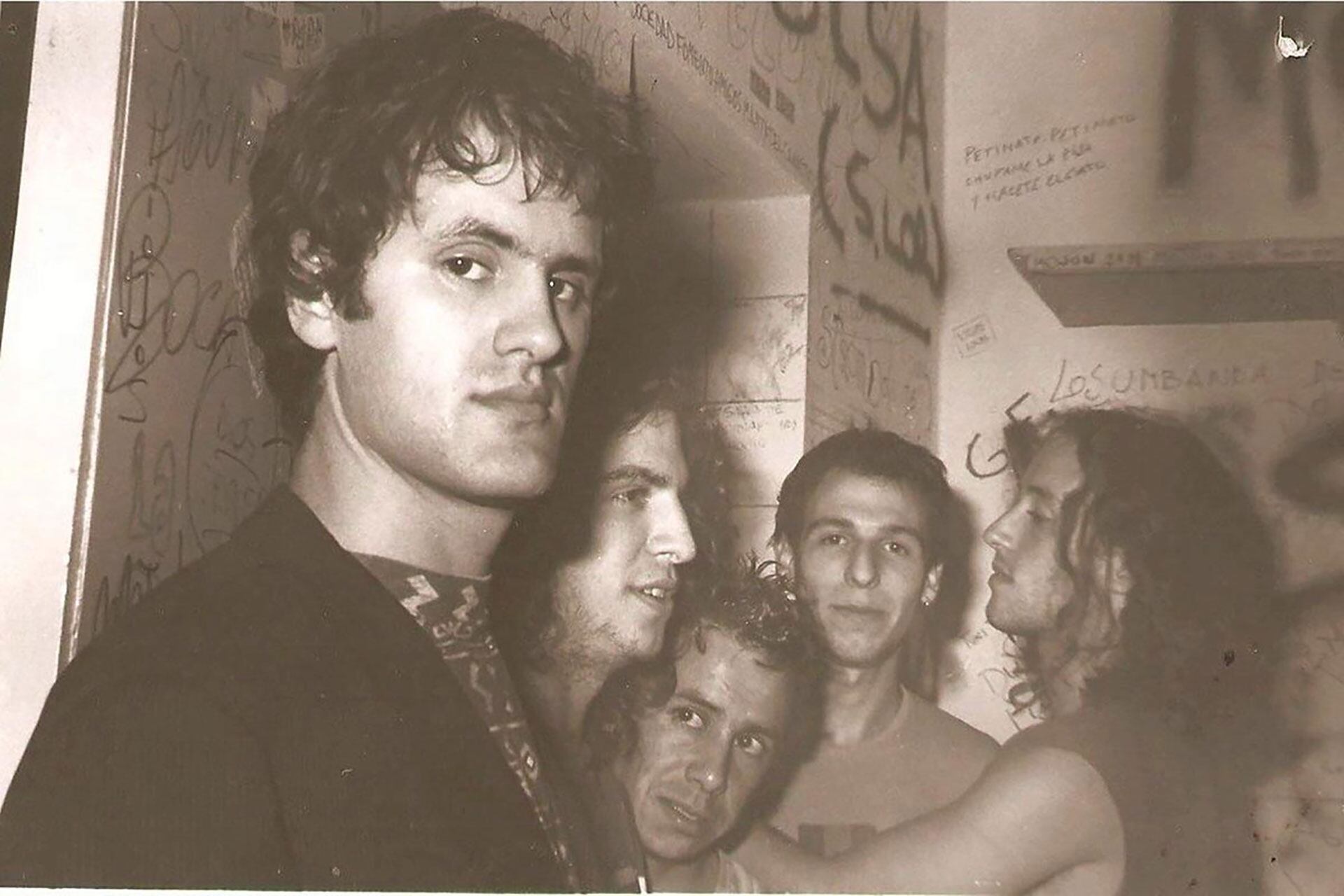 La formación clásica de Los Piojos: Andrés Ciro, Tavo Kupinski, Micky Rodríguez, Piti Fernández y Dani Buira