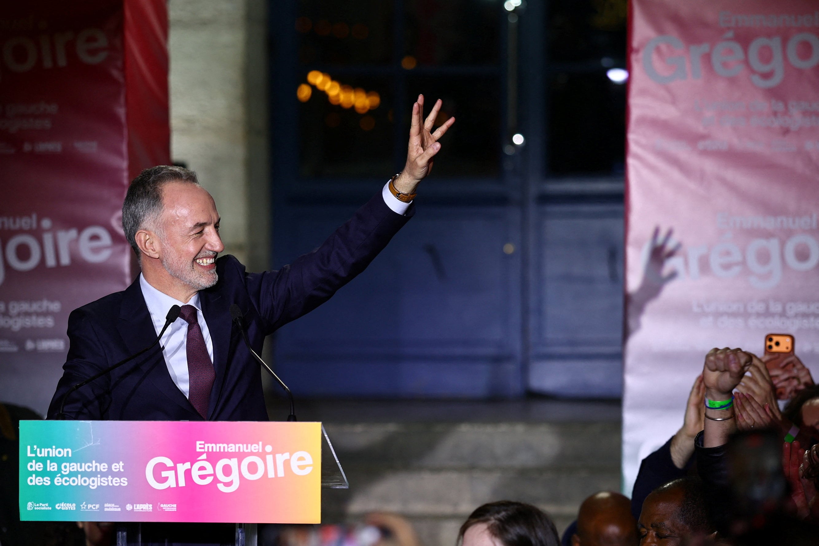 Emmanuel Grégoire saluda a sus seguidores tras conocerse los primeros resultados que lo daban como ganador en la segunda vuelta en París (REUTERS/Sarah Meyssonnier)
