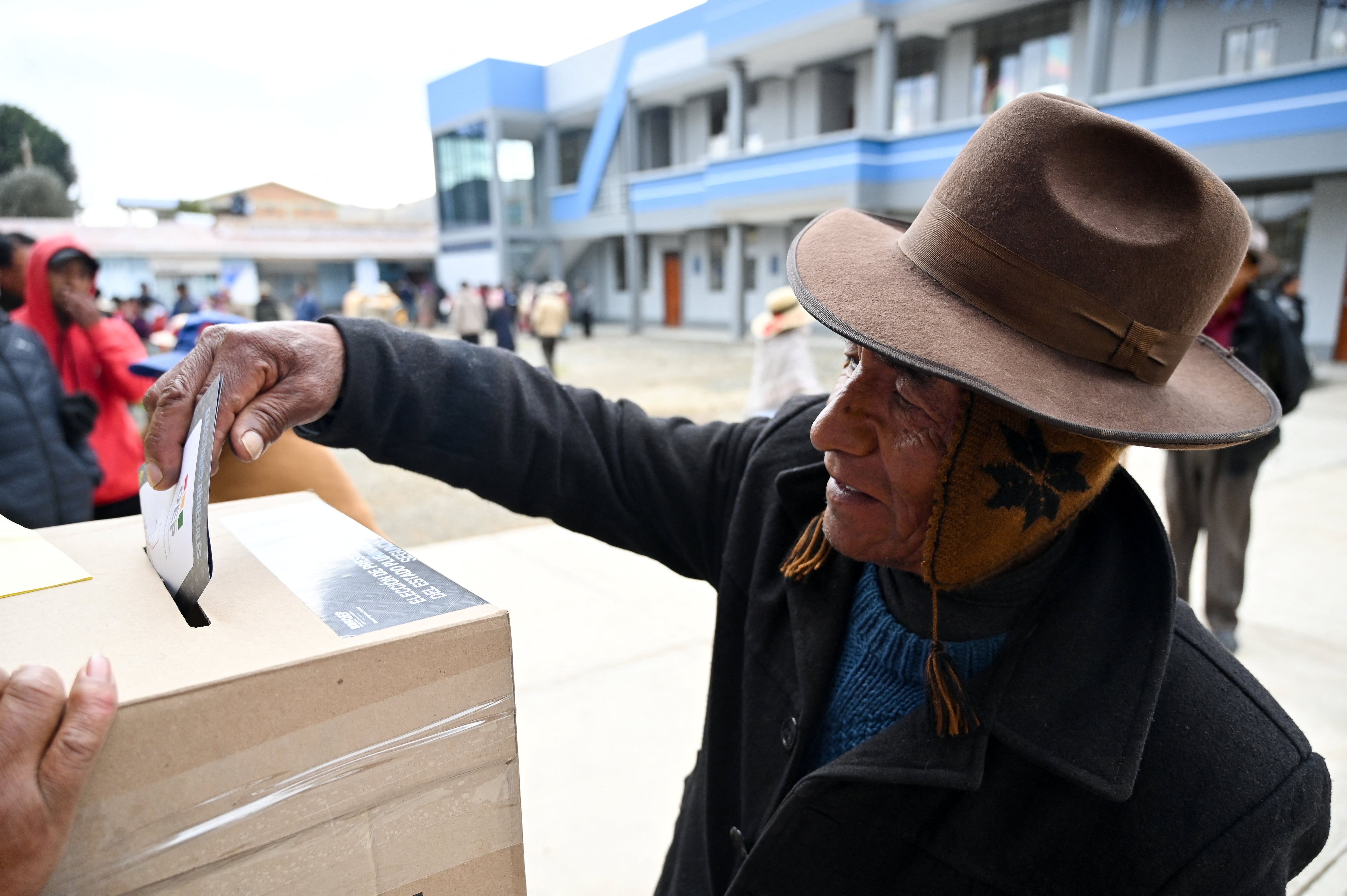 El sistema electoral boliviano establece que un candidato a gobernador gana en primera vuelta si obtiene más del 50 % de los votos válidos, o al menos el 40 % con una diferencia de diez puntos porcentuales sobre el segundo (REUTERS)