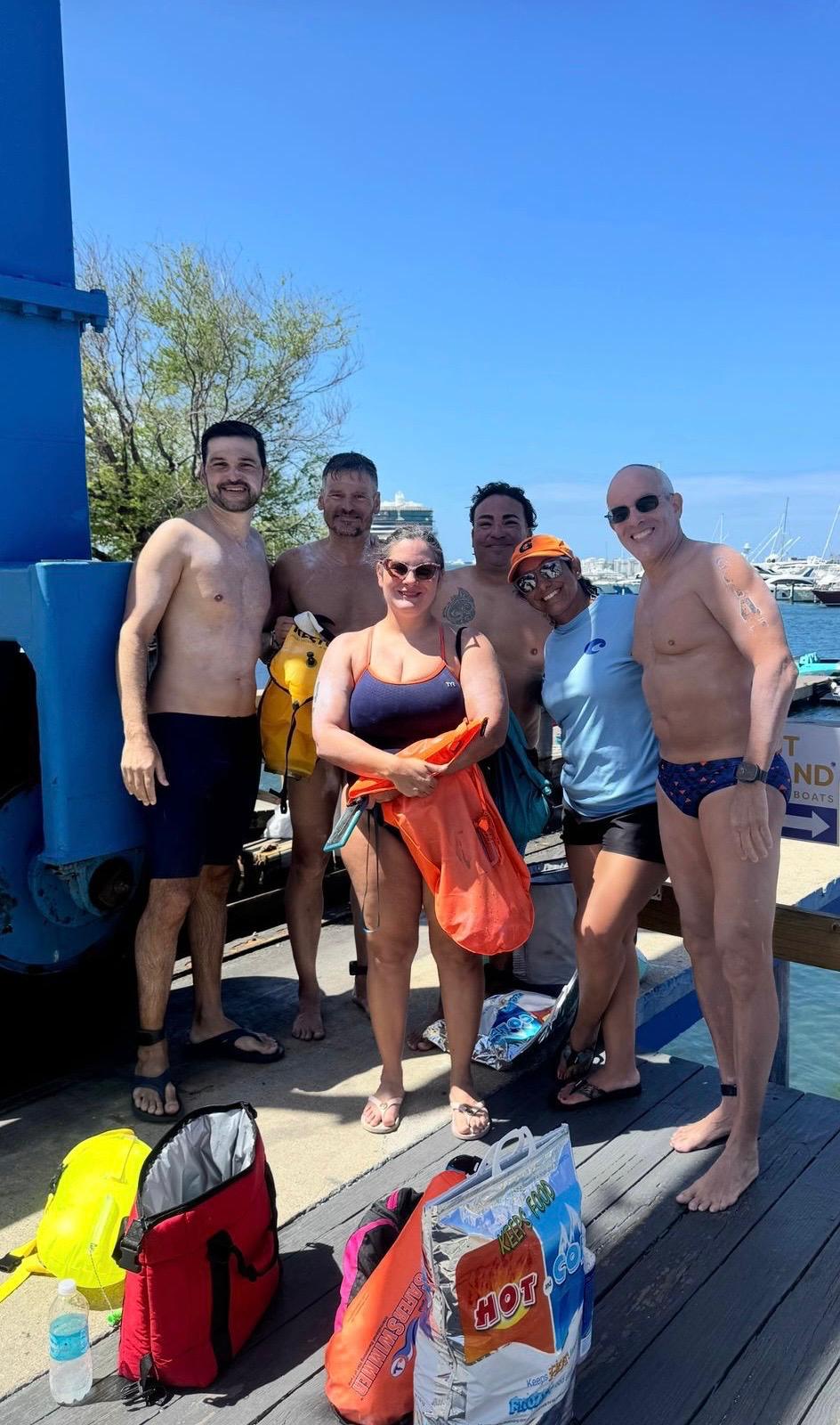 Nueve nadadores iniciaron el desafío en aguas abiertas; solo seis lograron completar el circuito de 13 kilómetros. Alejandro es el primero de la izquierda. 