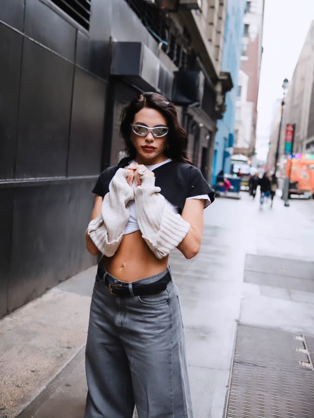 Superposición de prendas, jean y mangas desconectadas 