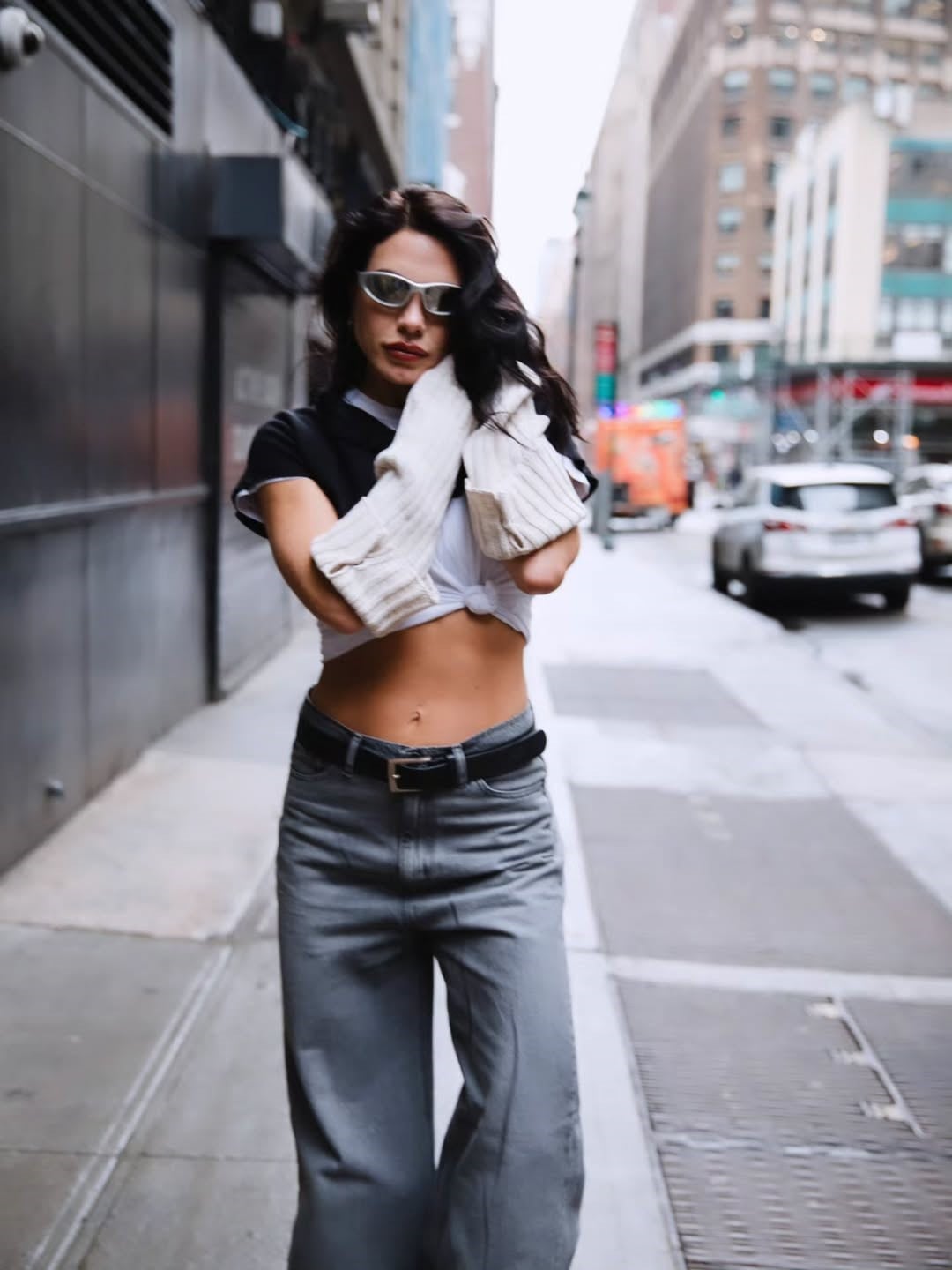 Emilia Attias luce un estilo moderno y audaz mientras posa en las vibrantes calles de Nueva York, capturando la esencia urbana con su atuendo (Instagram)