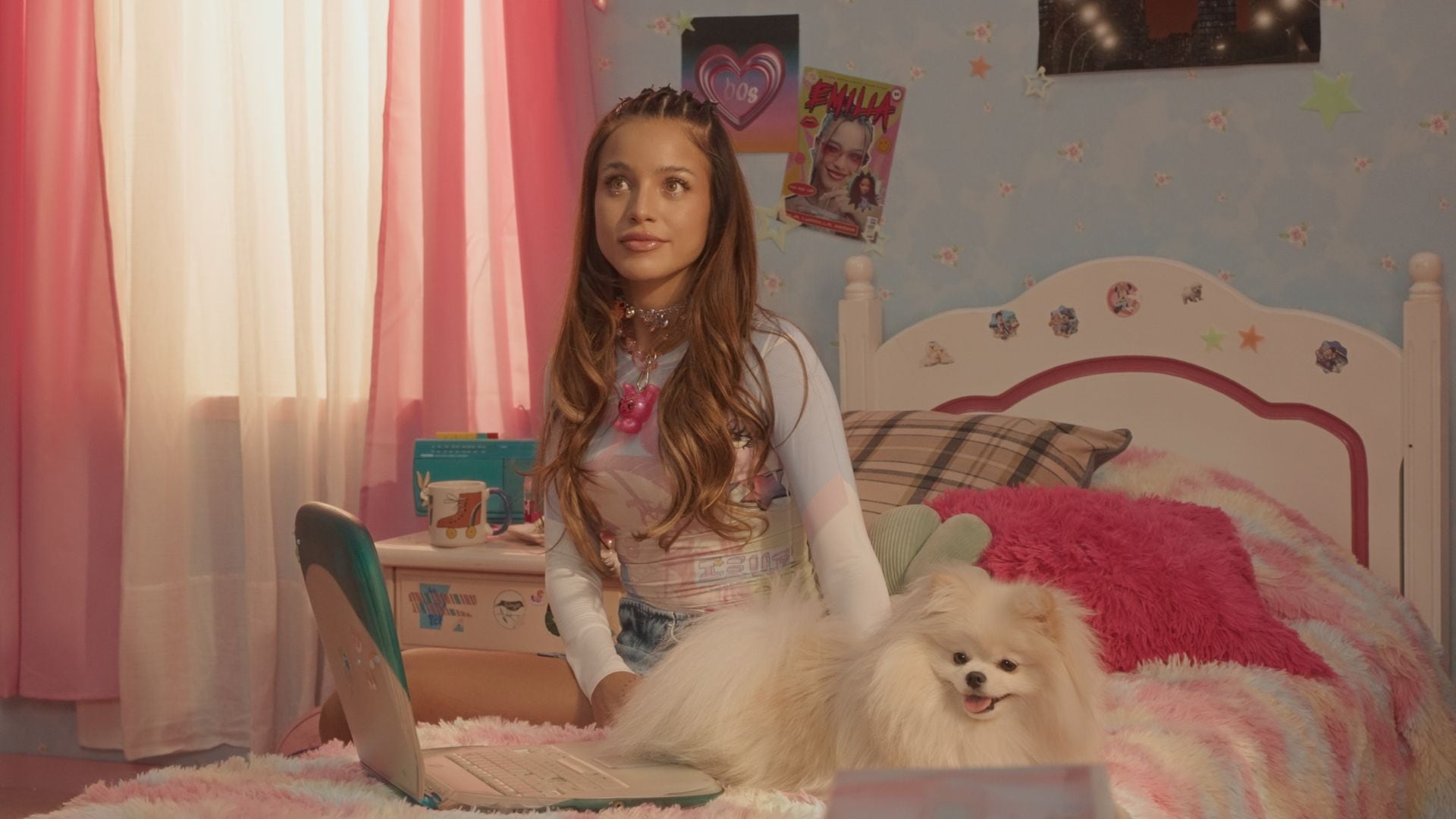 Una travesía que empezó lejos de los escenarios y que la llevó a reinventarse con el paso de los años, alzando su nombre en la música y la moda mientras sorteaba polémicas inesperadas