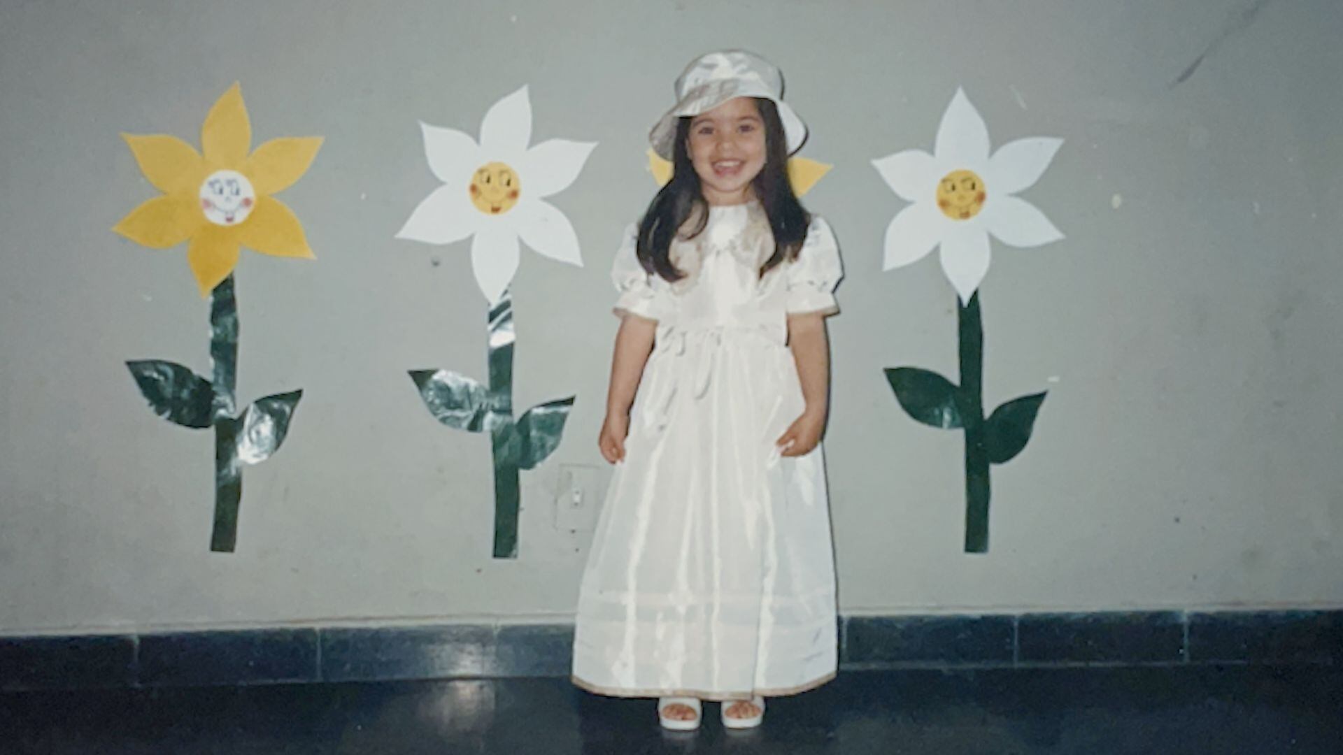 Emilia Mernes, nacida en Nogoyá, Entre Ríos, inició su carrera musical en el ámbito familiar antes de conquistar la industria de la música latina