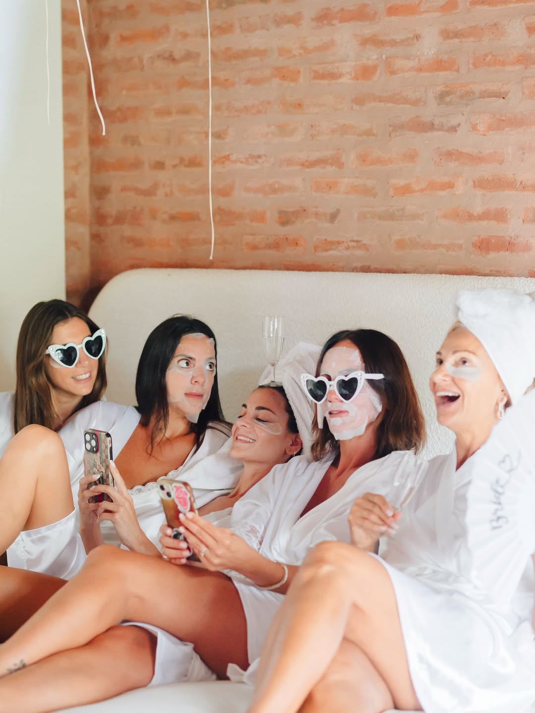 Mascarillas faciales, peinado y maquillaje fueron los elegidos por la novia y sus amigas para la previa 