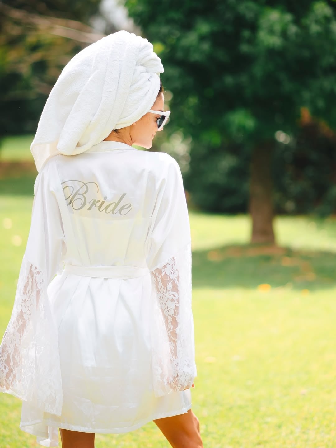 Para la ocasión Emilia mandó a hacer batas personalizadas y anteojos de sol blancos 
