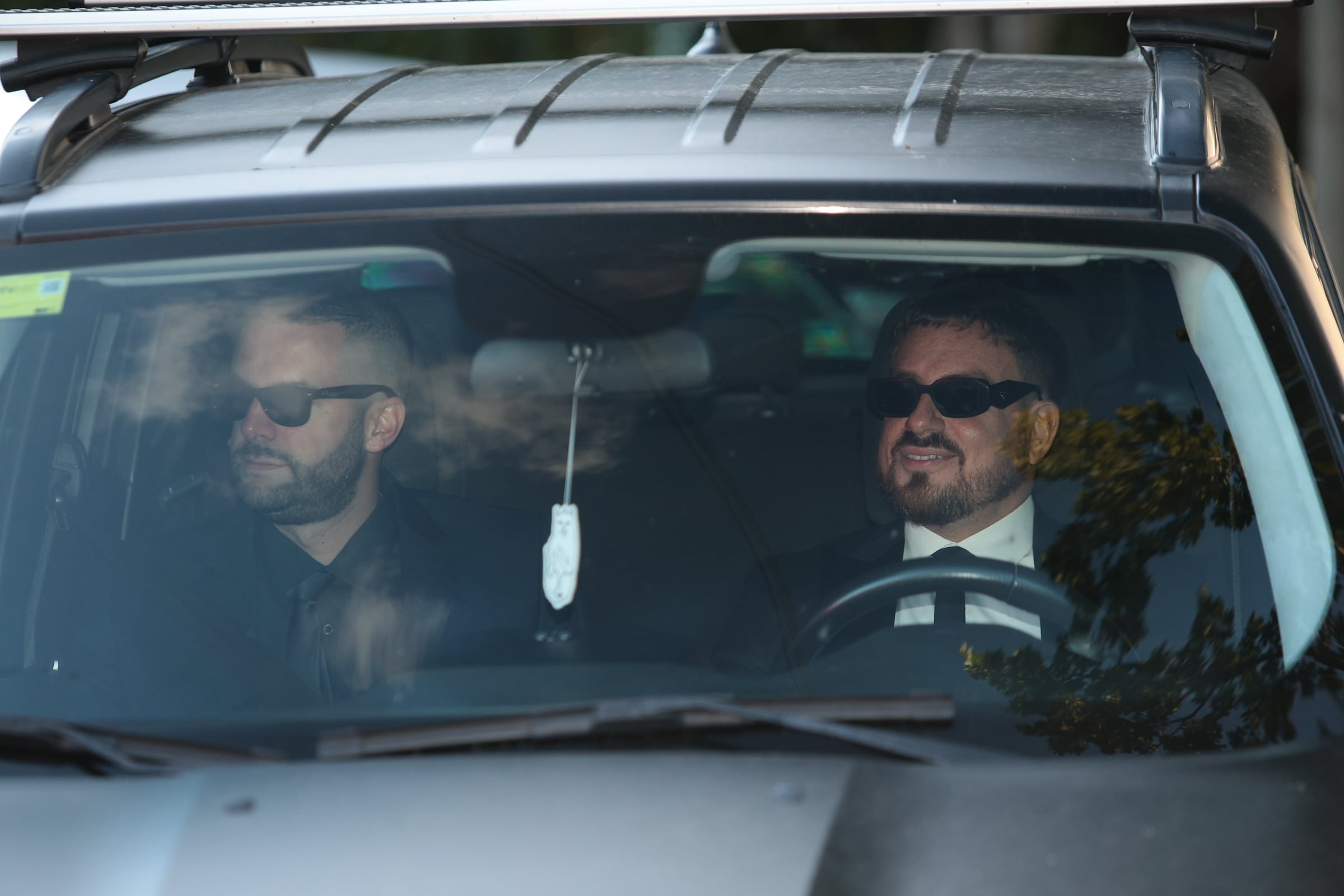 Fede Bal sorprendió entre los invitados de la boda al lucir un elegante saco negro y gafas oscuras