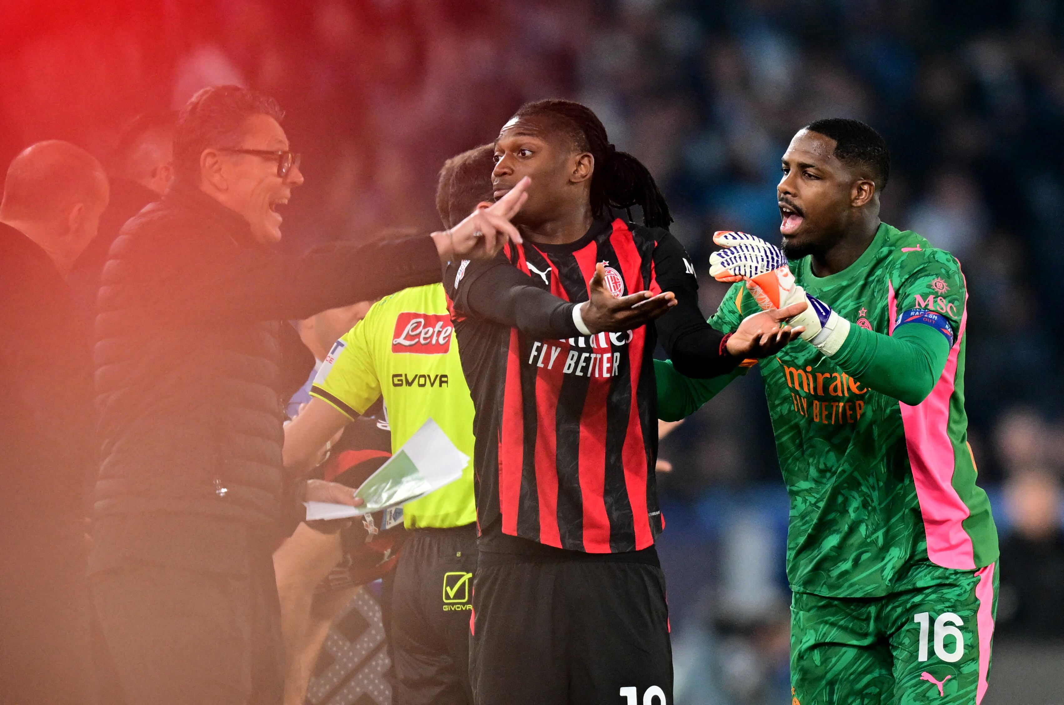 Rafael Leão perdió la calma y respondió con un empujón al gesto de Allegri (REUTERS/Daniele Mascolo)