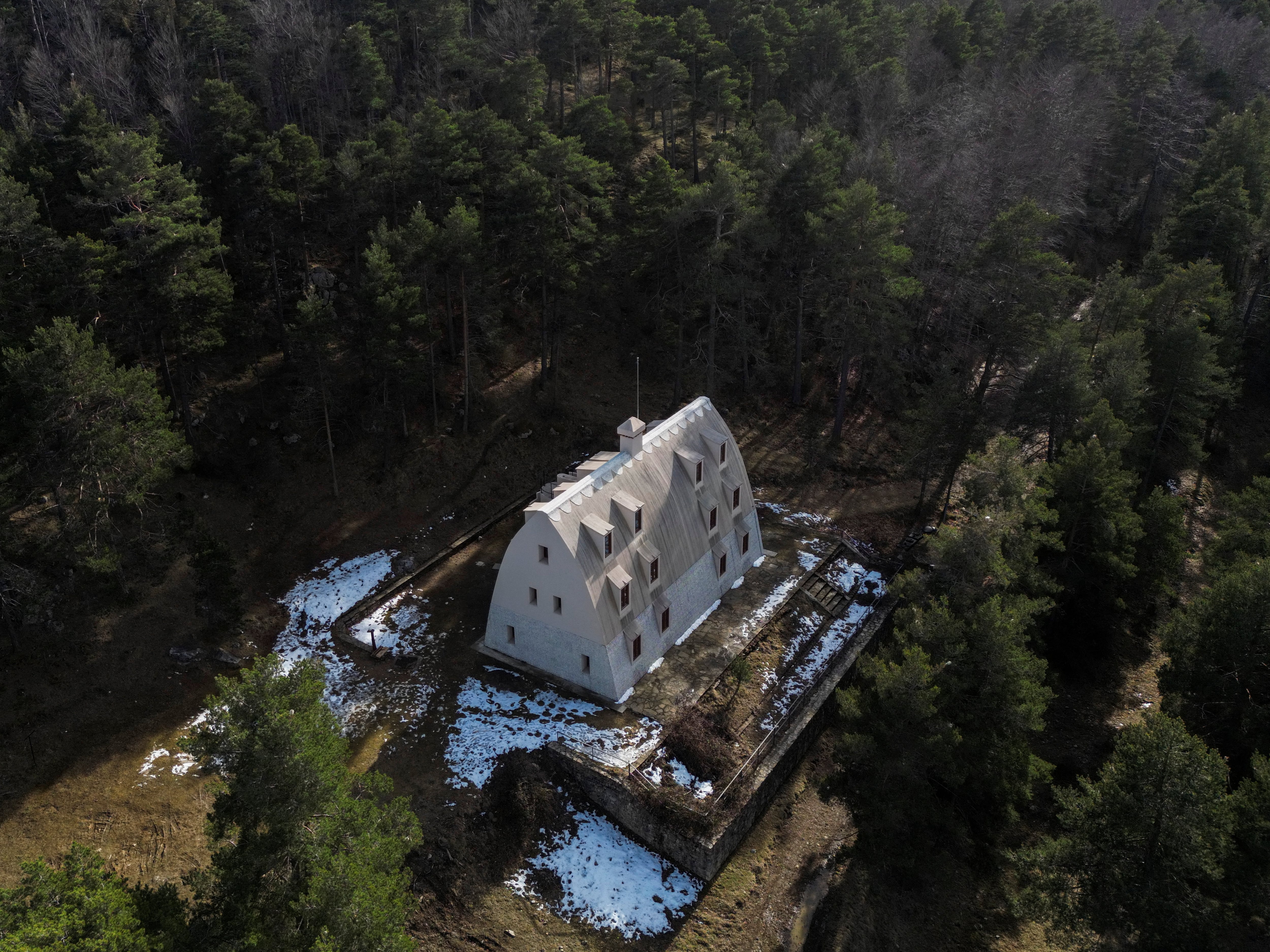 Una imagen de dron muestra el Xalet del Catllaras, un refugio de montaña de tres pisos construido para los trabajadores de una fábrica de cemento ubicada a 125 km (78 millas) al norte de Barcelona, España (REUTERS/Nacho Doce)