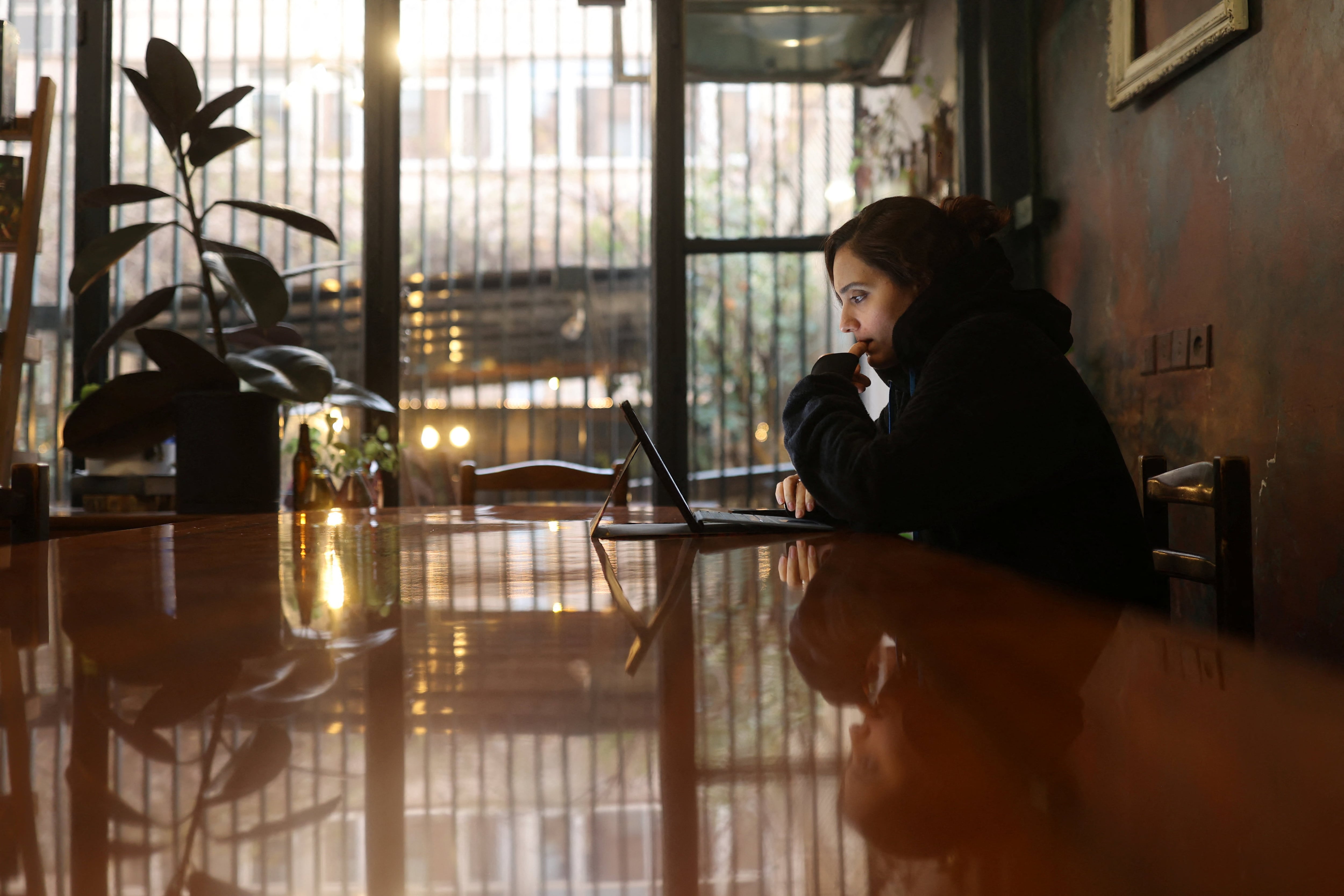 Una mujer iraní, Samaneh, intenta conectarse a internet para consultar el estado de su visa para su proceso migratorio, tras el bloqueo nacional de internet desde el 8 de enero de 2026 (REUTERS/Archivo)