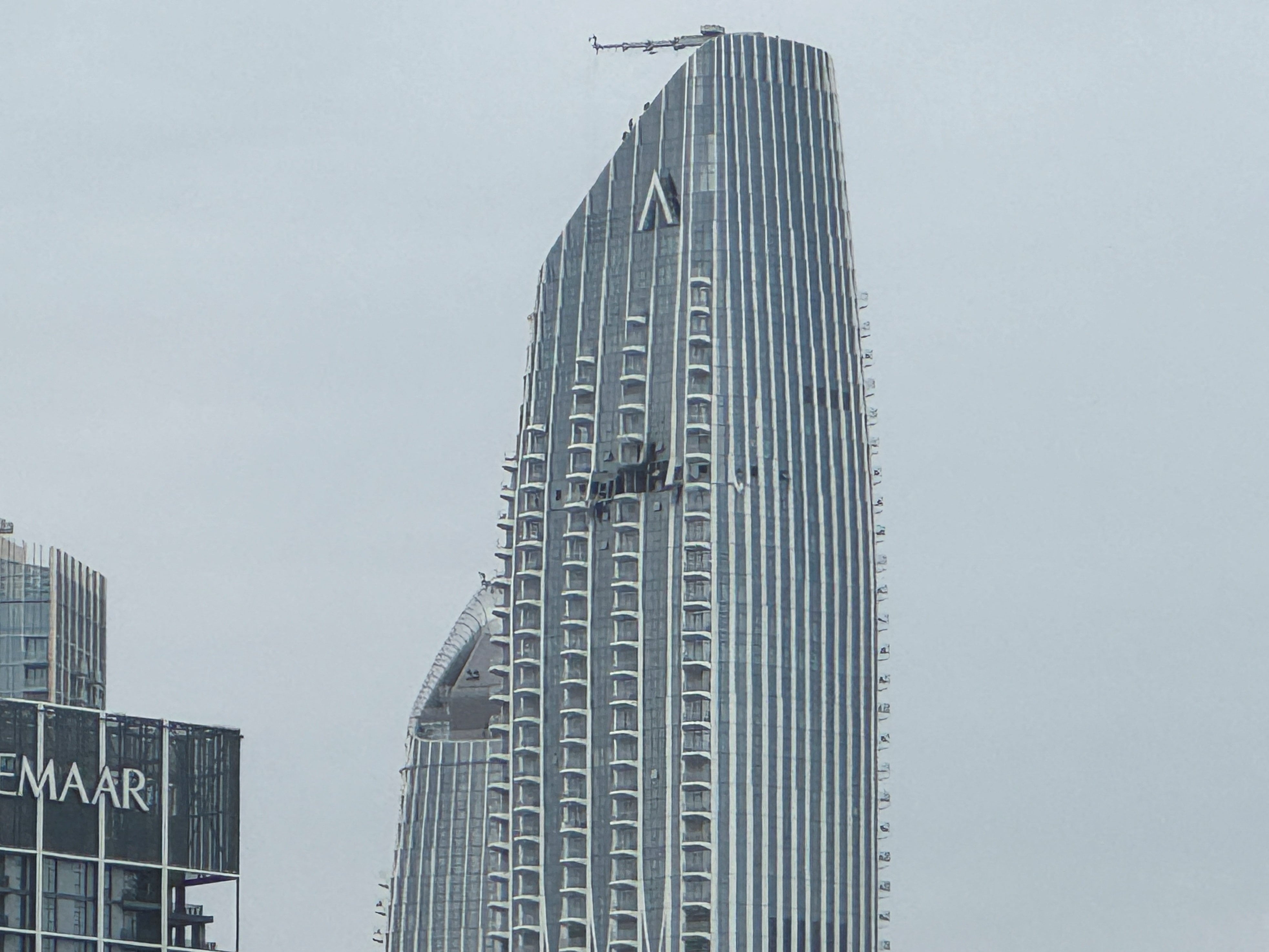 Un edificio dañado en las inmediaciones del puerto de Dubái Creek tras la caída de un dron iraní (REUTERS)