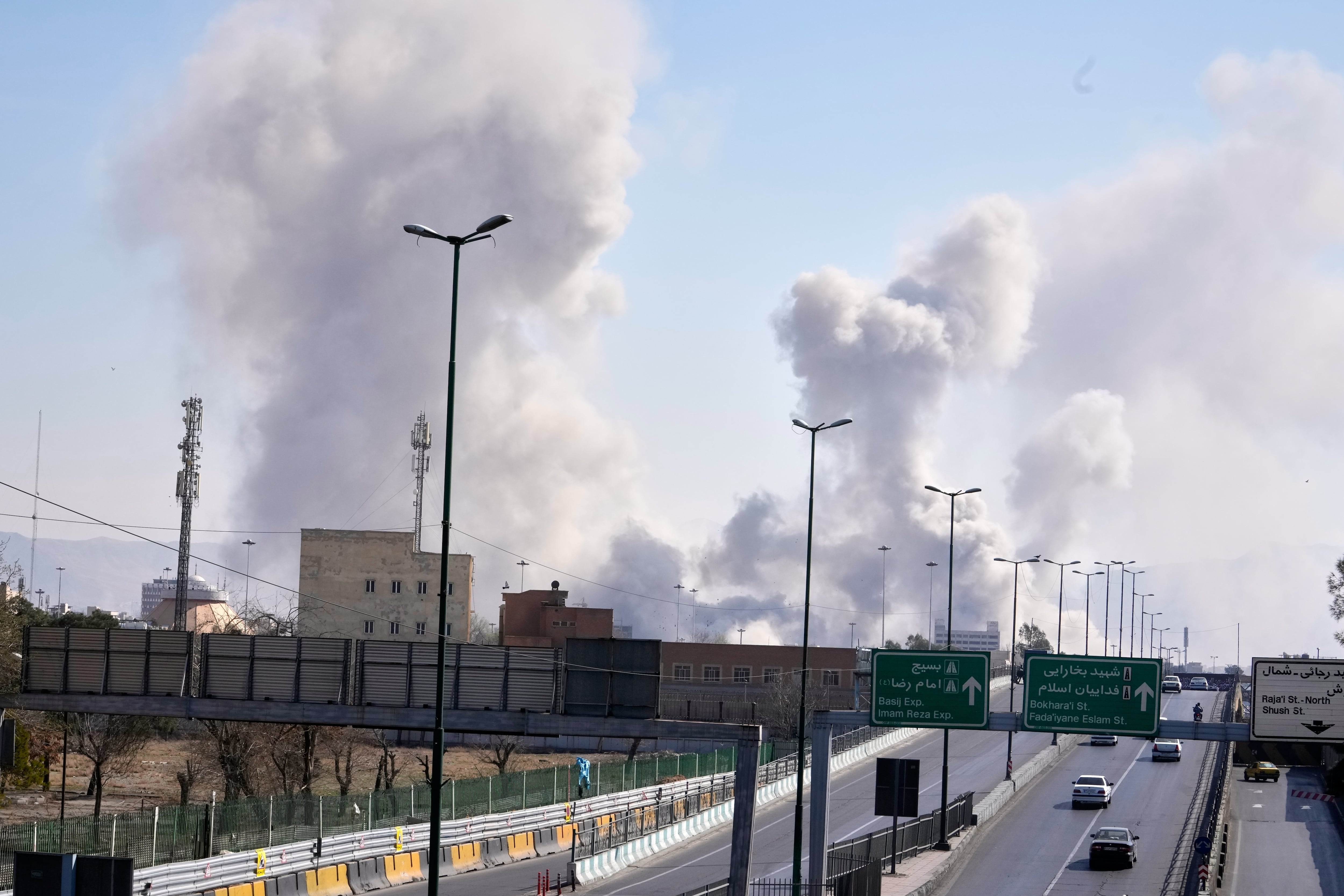 Nubes de humo señalan lugares donde se produjeron ataques durante la campaña militar de Estados Unidos e Israel, en Teherán, Irán, el 5 de marzo de 2026. (AP Foto/Vahid Salemi)
