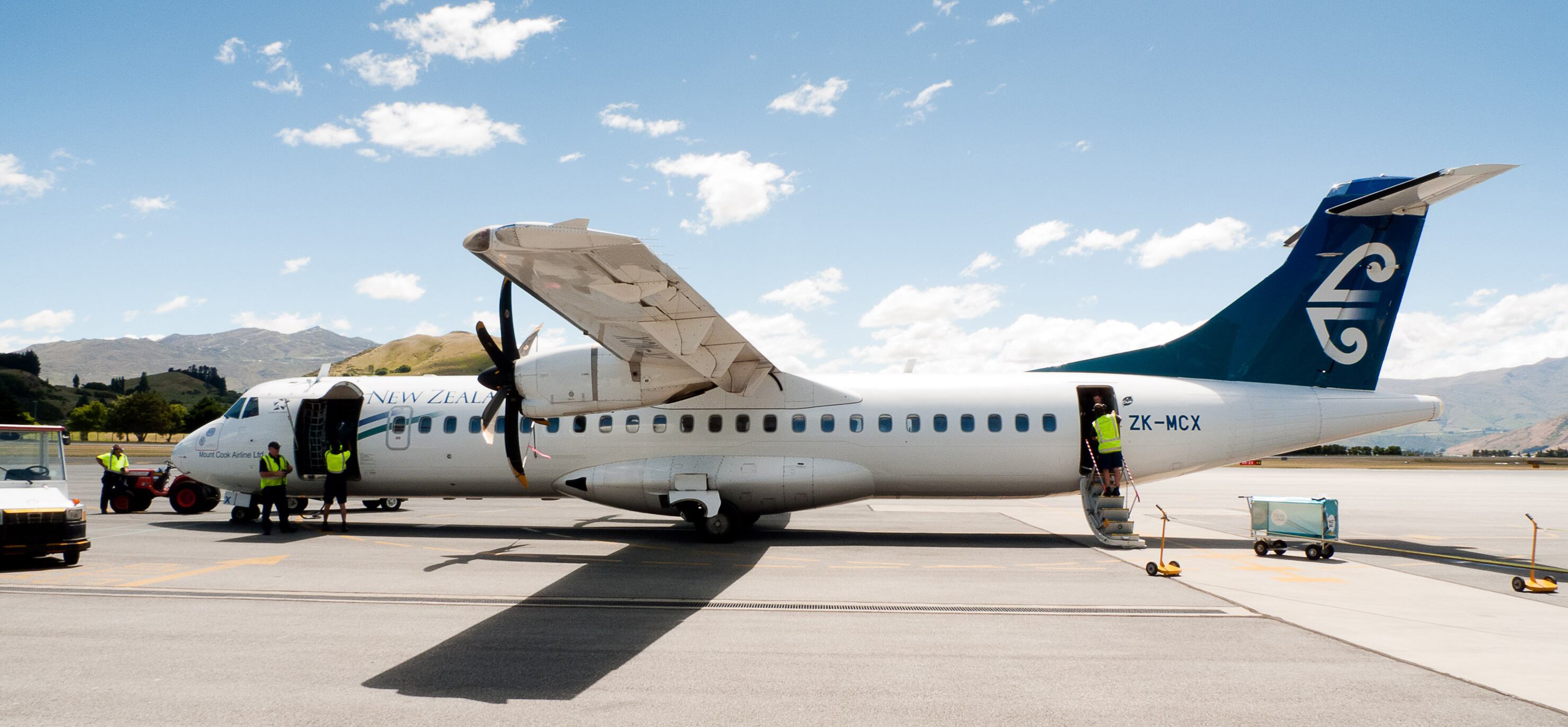 Un avión ATR-72 de Air New Zealand Ltd. Aerospatiale se encuentra en la pista del Aeropuerto Internacional de Queenstown, en Queenstown, Nueva Zelanda (Mark Coote/Bloomberg/Archivo)