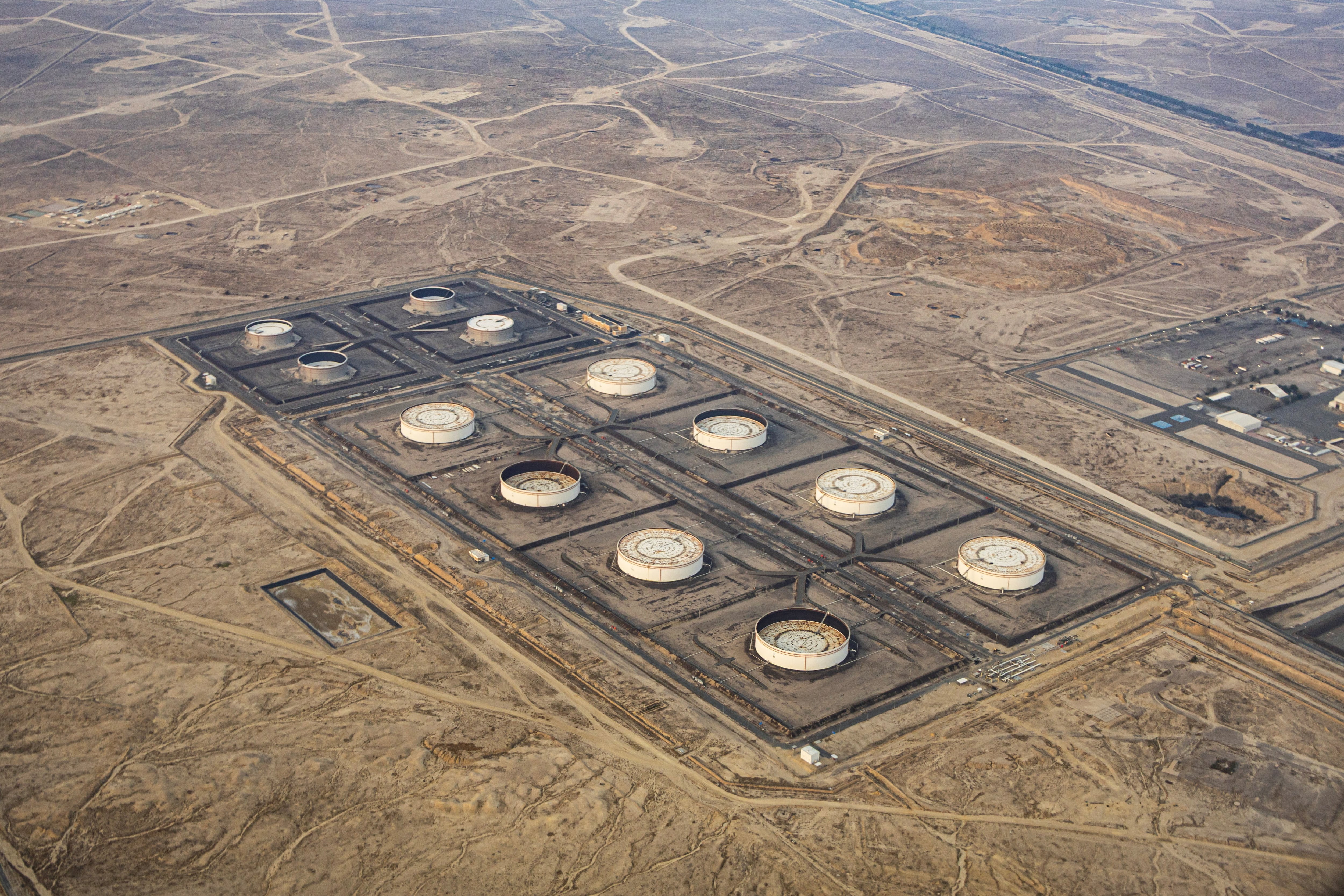 Vista aérea de depósitos de petróleo crudo en Al Ahmadi, Kuwait, 11 de diciembre de 2023 (REUTERS/Nicolas Economou)