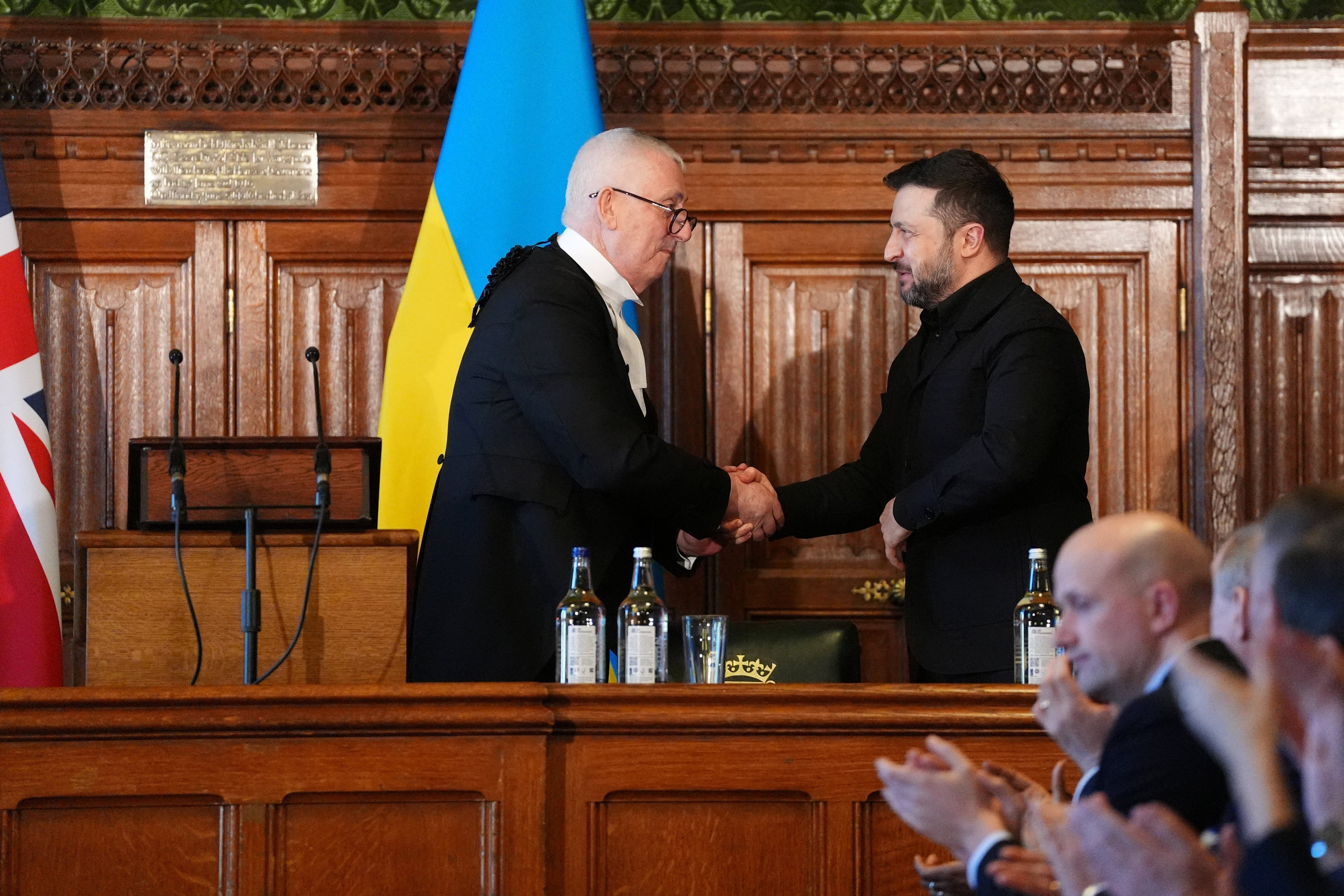 El presidente de la Cámara de los Comunes, Lindsay Hoyle, estrecha la mano del presidente ucraniano Volodimir Zelensky en Londres, Gran Bretaña, el 17 de marzo de 2026 (Jonathan Brady/REUTERS)