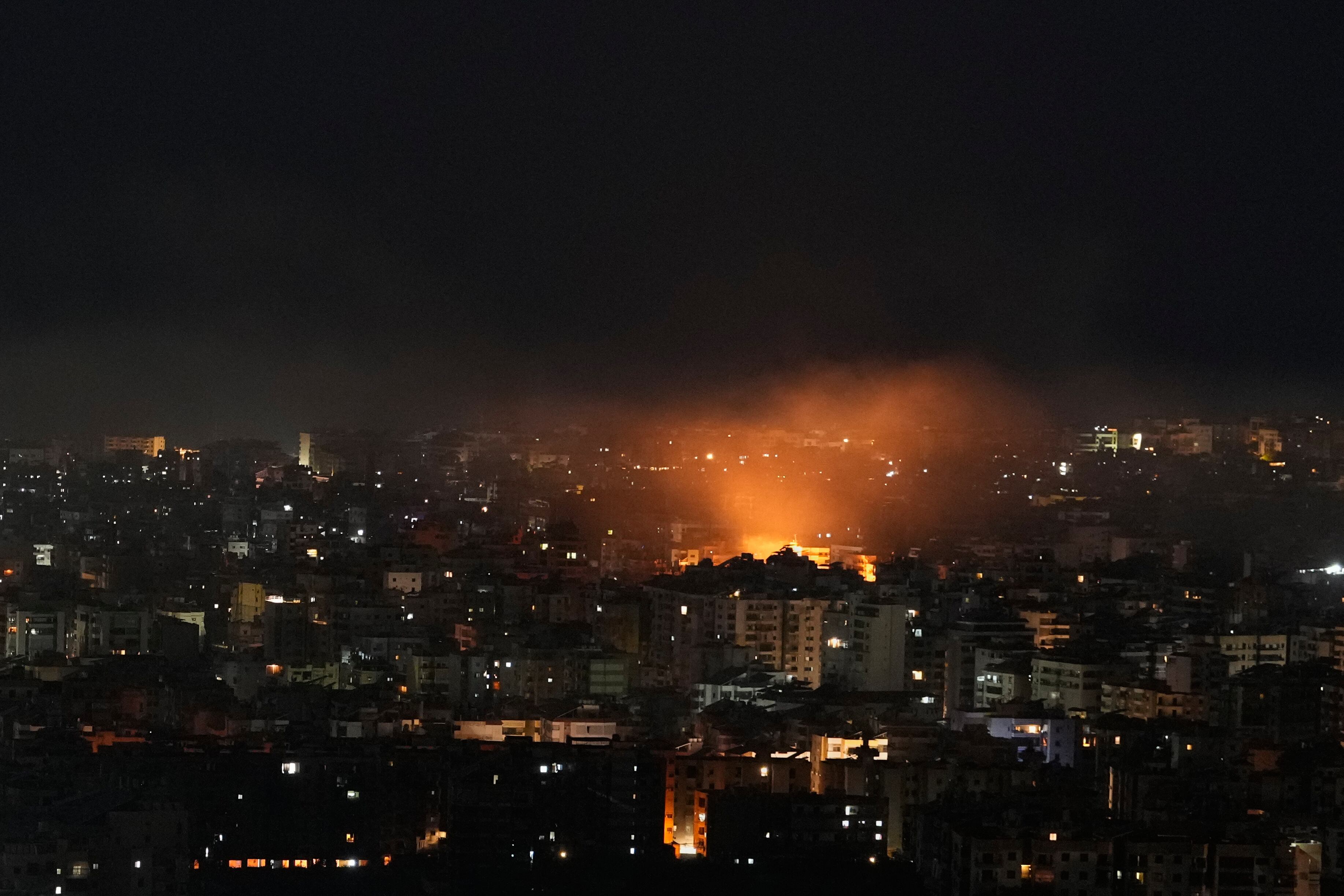 Llamas y humo se elevan desde el lugar de los ataques aéreos israelíes en Dahiyeh, suburbio sur de Beirut, Líbano, el viernes 6 de marzo de 2026 (AP/Hassan Ammar)