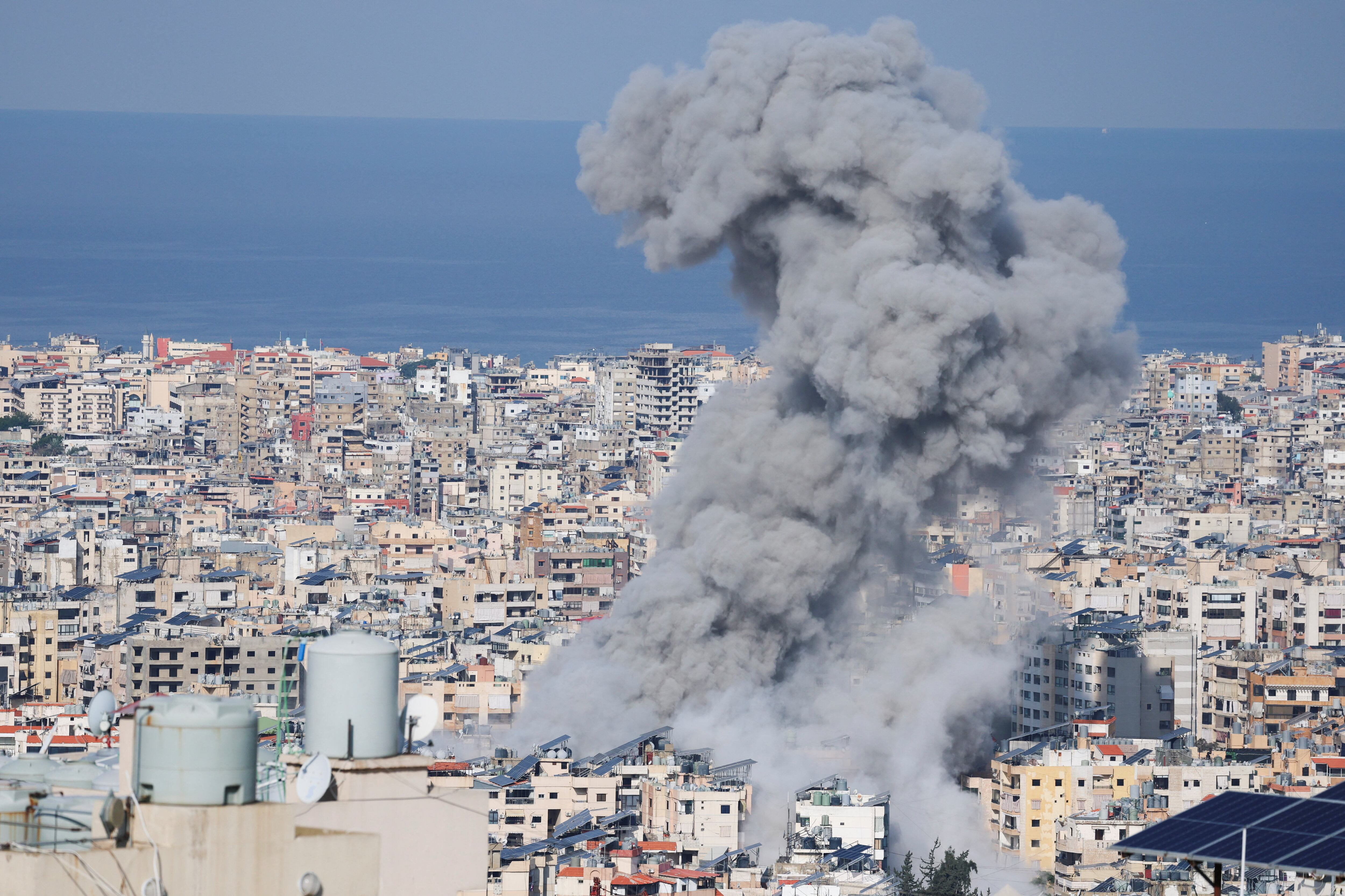 El humo se eleva después de un ataque israelí en los suburbios del sur de Beirut, tras una escalada entre Hezbolá e Israel en medio del conflicto entre Estados Unidos e Israel con Irán, Líbano, 4 de marzo de 2026 (REUTERS/Claudia Greco9