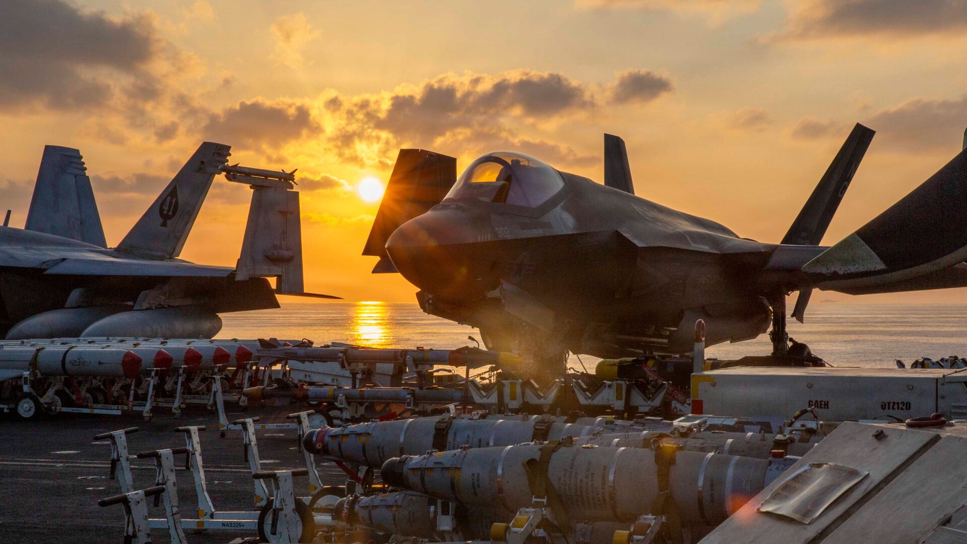 Un avión de combate de Estados Unidos en el portaaviones Uss Gerald R. Ford (@CENTCOM)