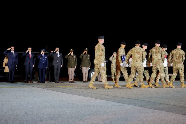 EN VIVO: Trump advirtió que el régimen de Irán será golpeado “20 veces más fuerte” si bloquea el paso de petróleo por el Estrecho de Ormuz