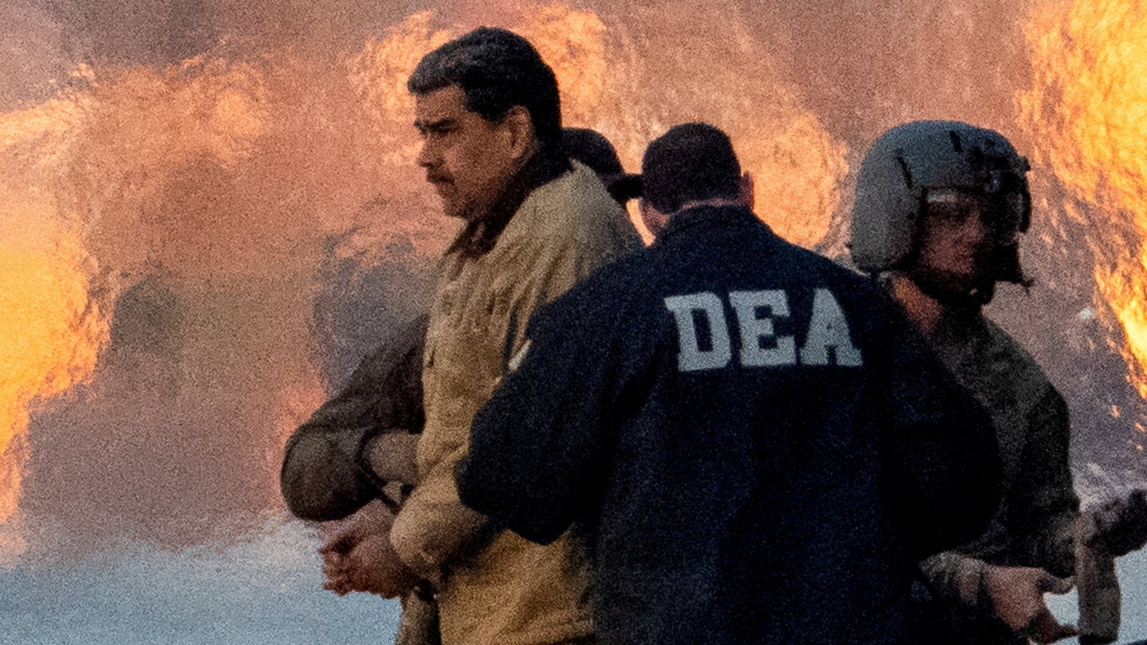 Nicolás Maduro es escoltado por agentes federales durante su traslado en helicóptero hacia un tribunal en Manhattan, donde enfrenta cargos por narcotráfico y terrorismo (REUTERS/Adam Gray/Fotografía de archivo)