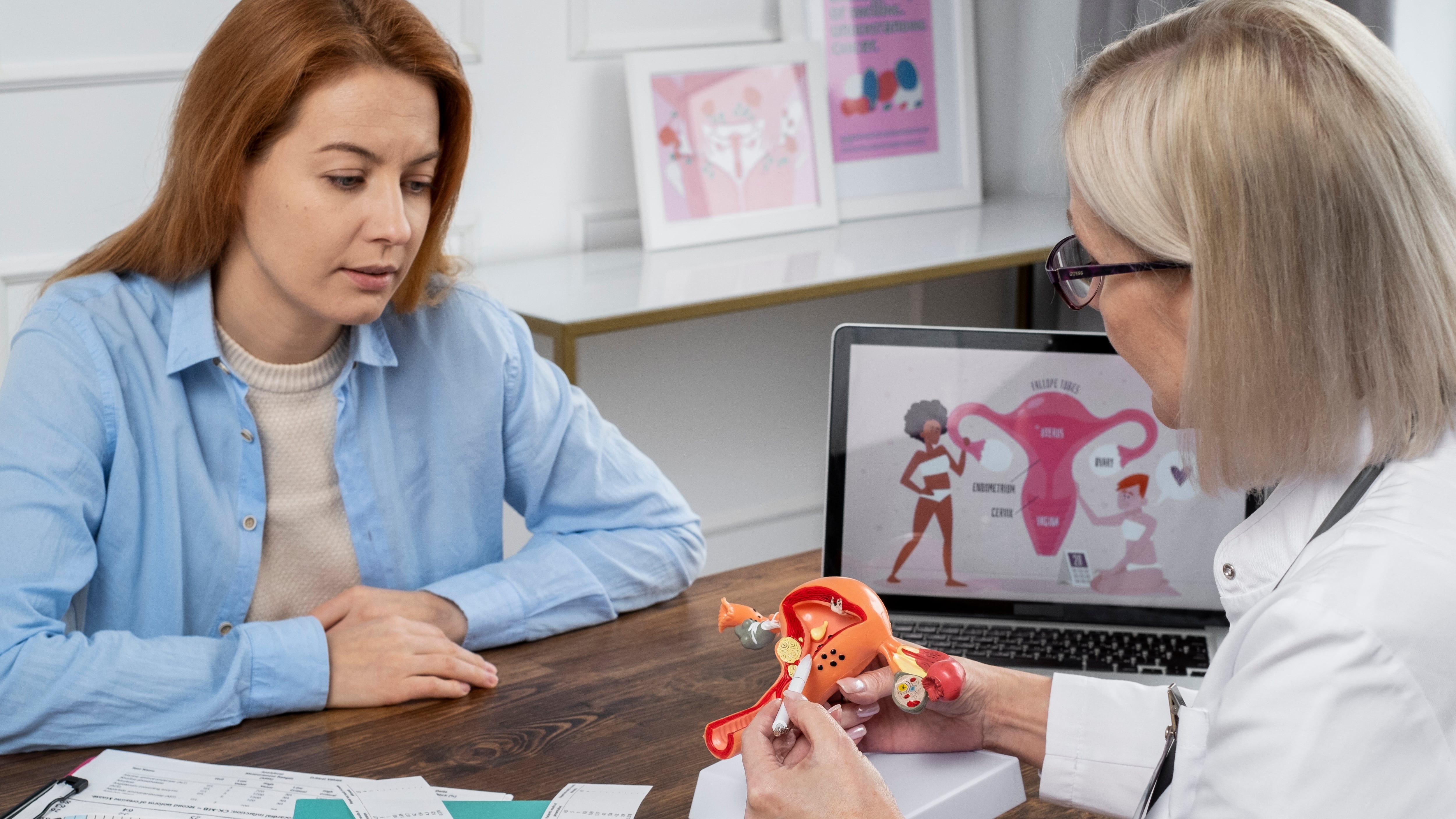 El diagnóstico de la endometriosis puede demorarse entre 4 y 12 años por la confusión con molestias menstruales habituales (Freepik)