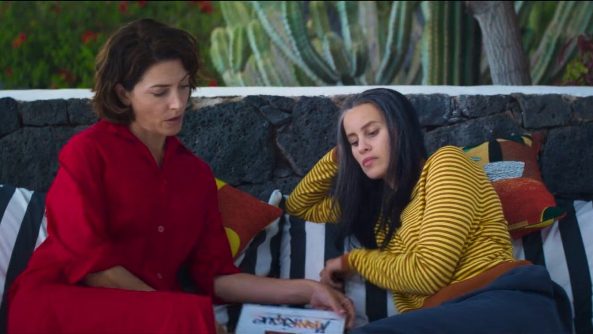 Bárbara Lennie y Milena Smit en 'Amarga Navidad', de Pedro Almodovar. (El Deseo. Distribuye Warner)