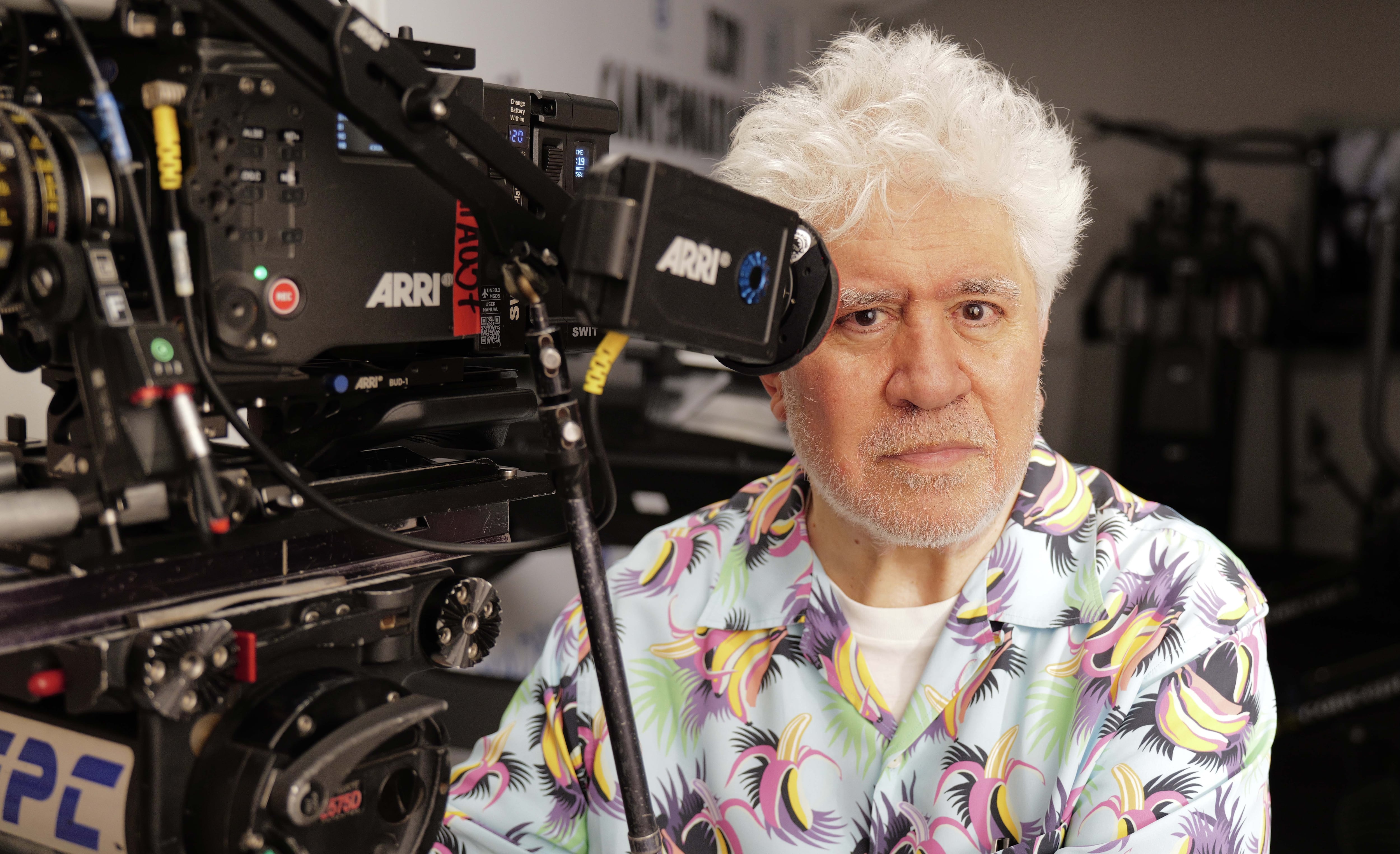Pedro Almodóvar, en el rodaje de 'Amarga Navidad'. (©El Deseo, fotos de Iglesias Mas)