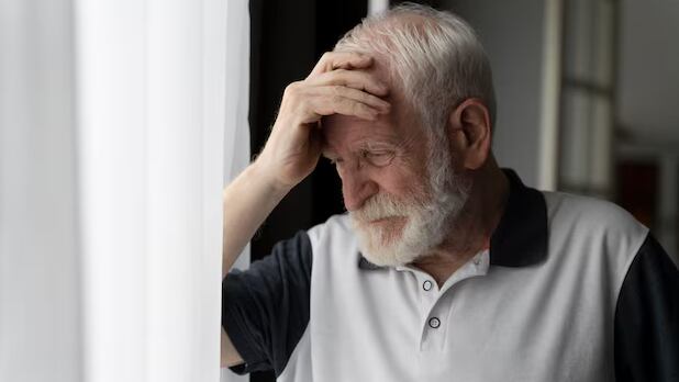 Los estereotipos negativos sobre la edad pueden acelerar el deterioro y limitar la recuperación en adultos mayores (Freepik)