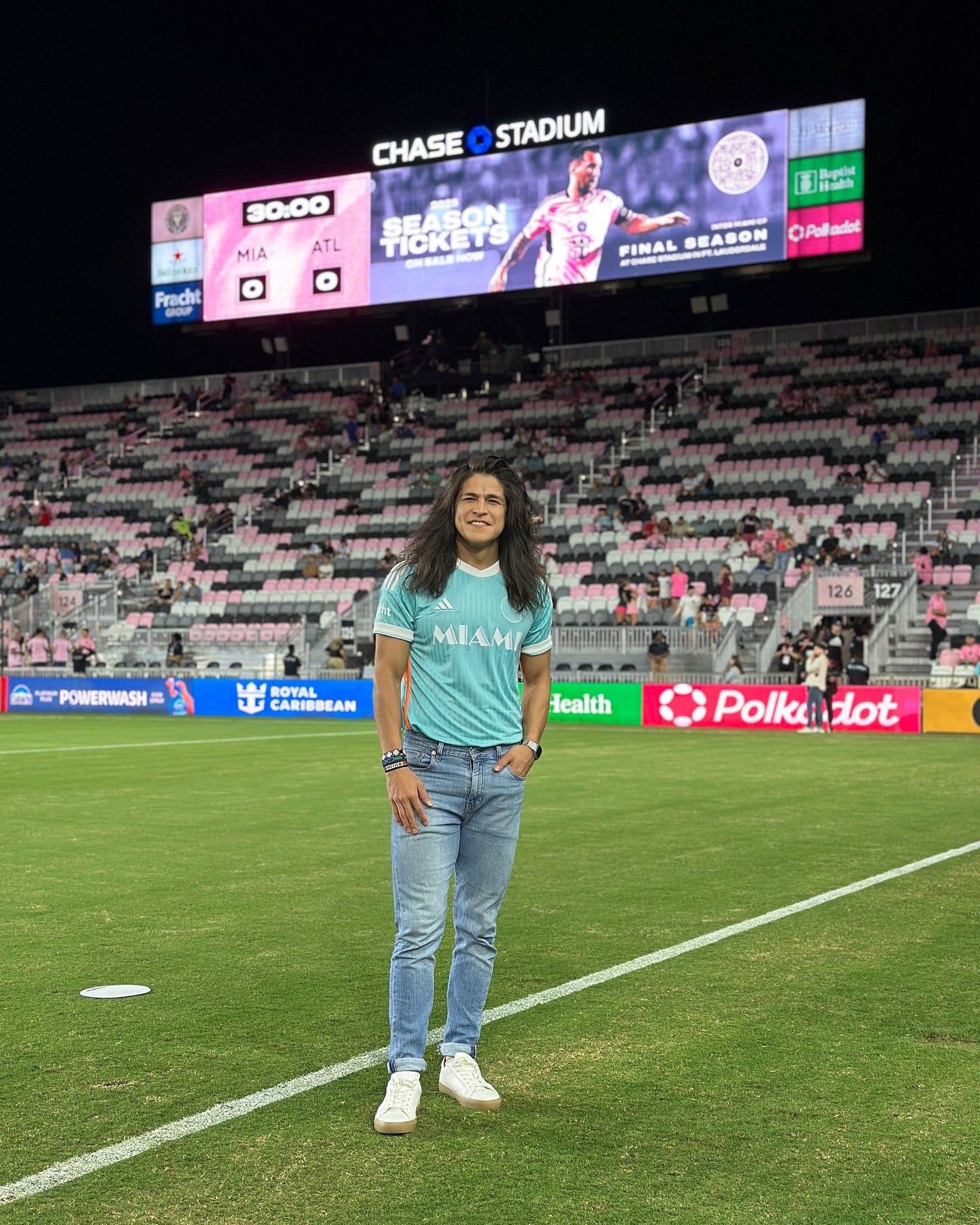 Cristo Fernández en el estadio del Inter Miami con la camiseta del equipo 