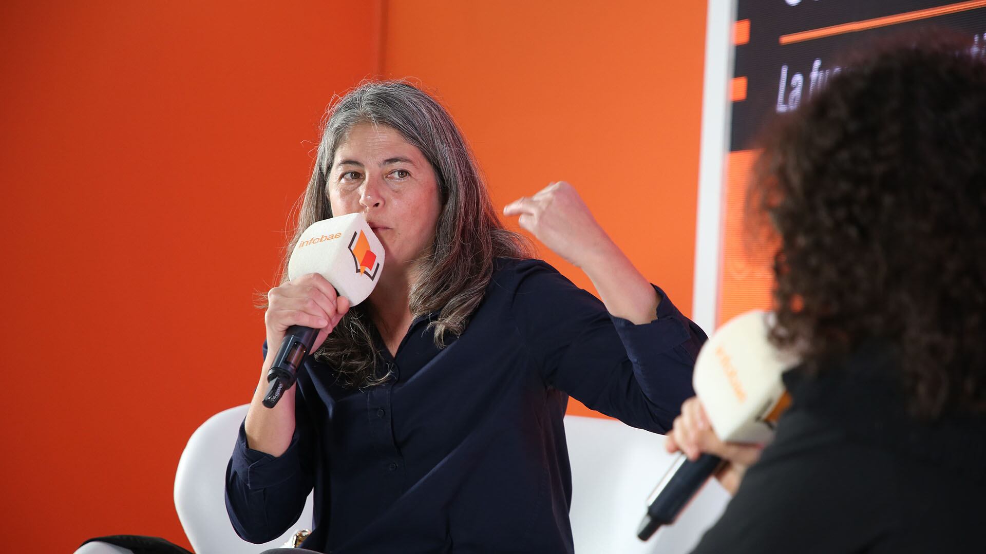 Selva Almada en el stand de Infobae en la Feria del Libro 2022.