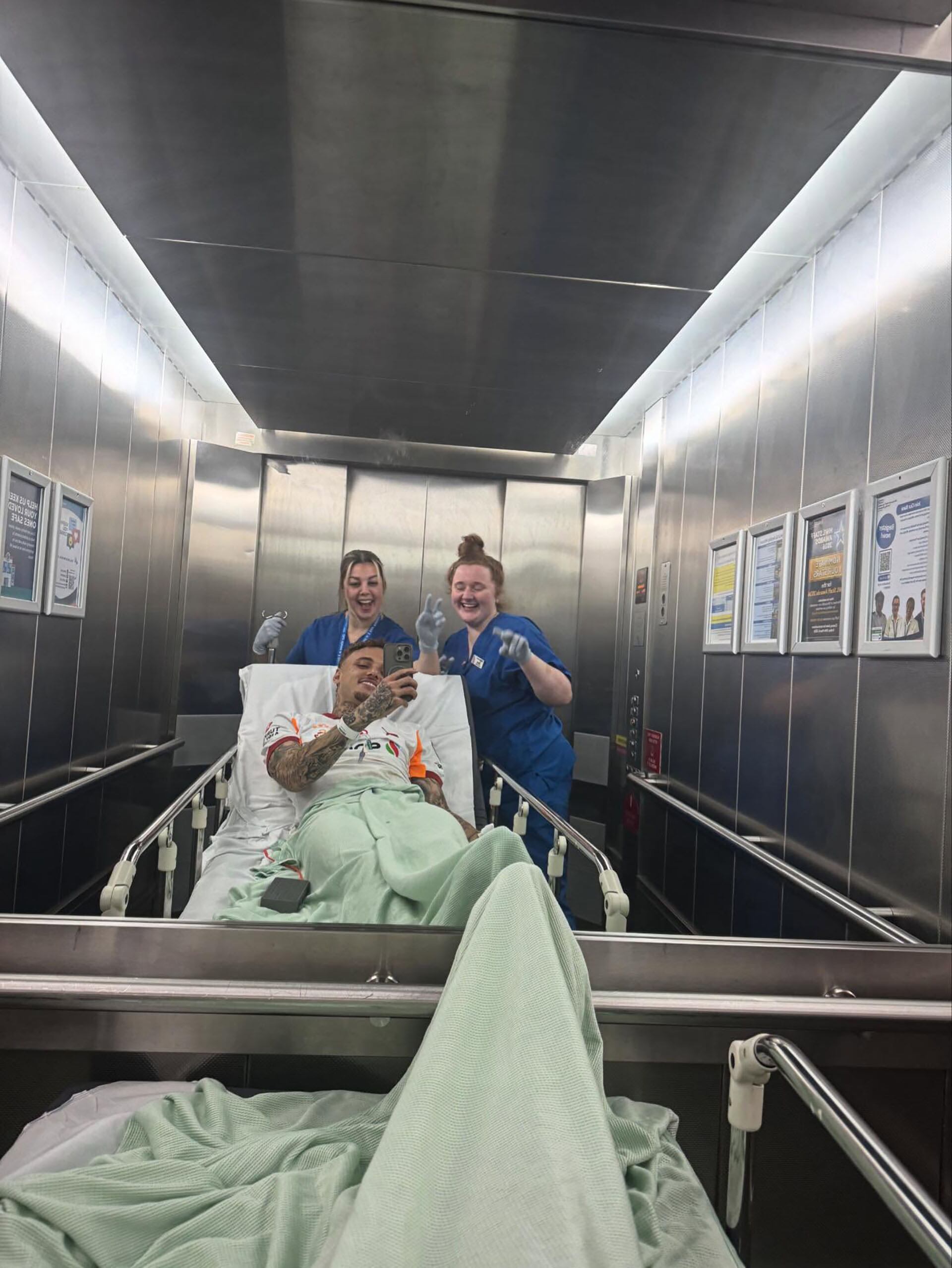 El futbolista Noa Lang se toma una selfie junto a dos enfermeras sonrientes mientras se recupera en el hospital tras sufrir una grave lesión en el partido entre Galatasaray y Liverpool. (@noano)