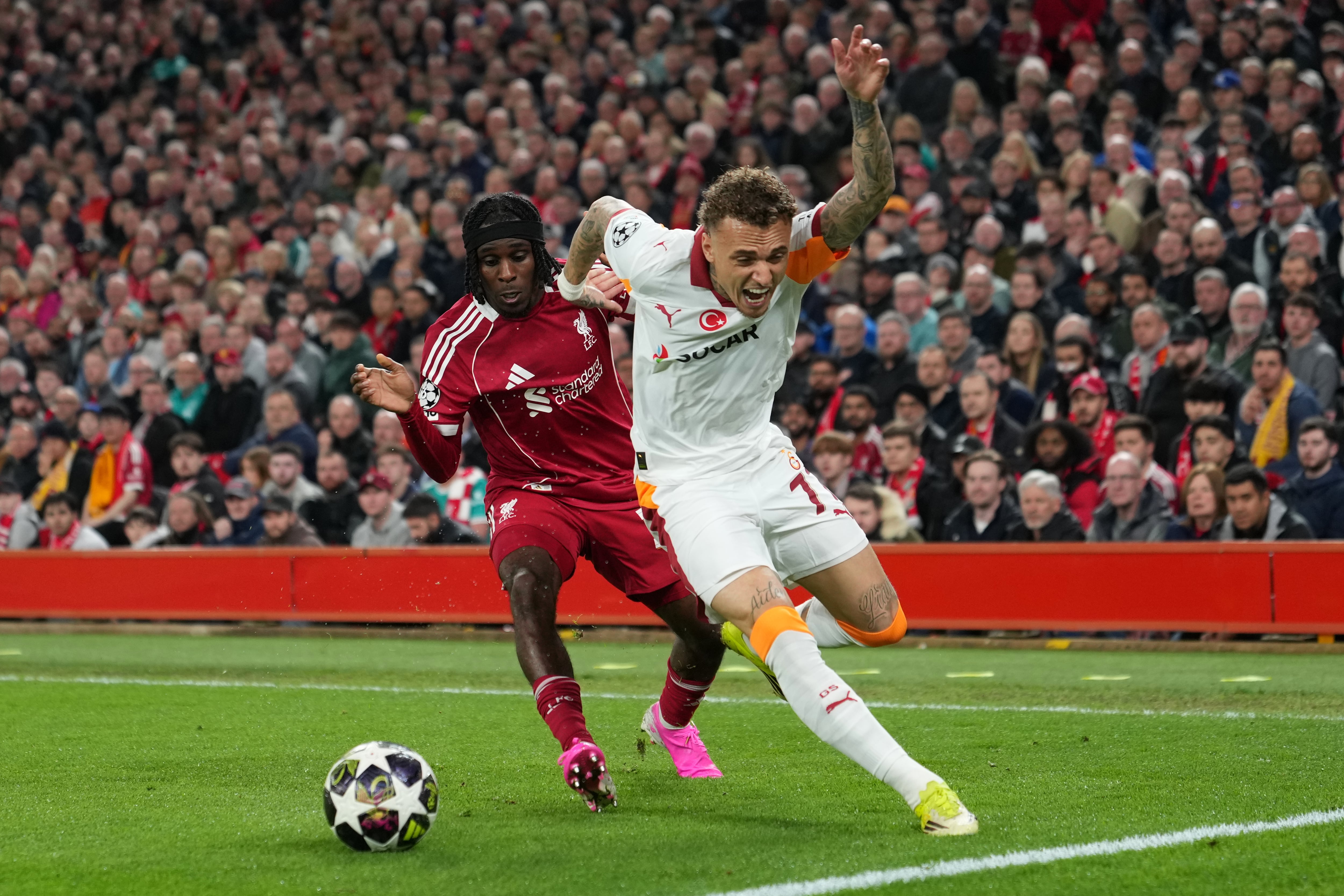 Jeremie Frimpong lucha con Noa Lang antes de la caída que sufrió el jugador del Galatasaray (AP Photo/Jon Super)