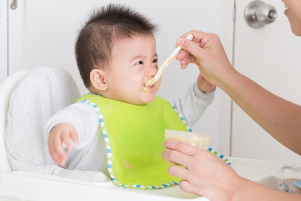 Especialista en alergias pediátricas: Alimenta a los bebés con alergenos antes, no después