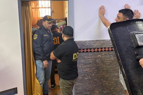 Está condenado por un doble crimen y lo acusan de estafar a un jubilado desde la cárcel