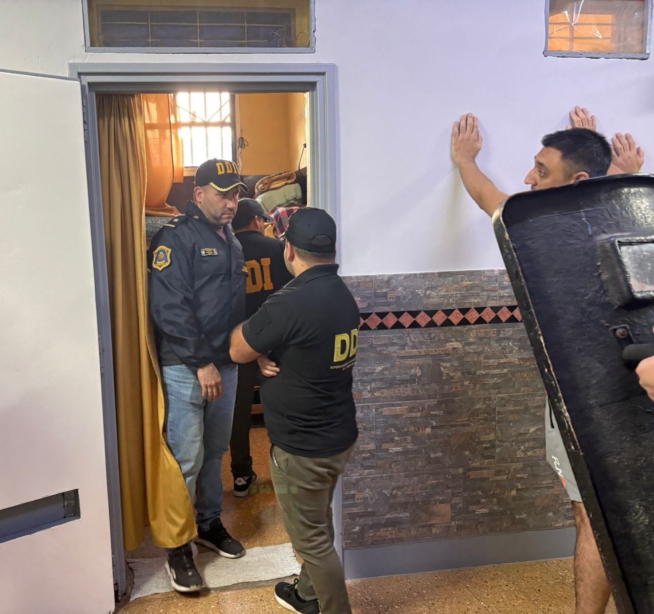 Grasso aguarda afuera mientras inspeccionan la celda