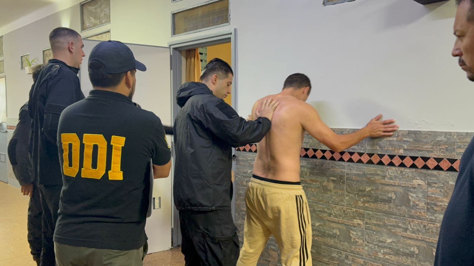 El presunto estafador durante el allanamiento