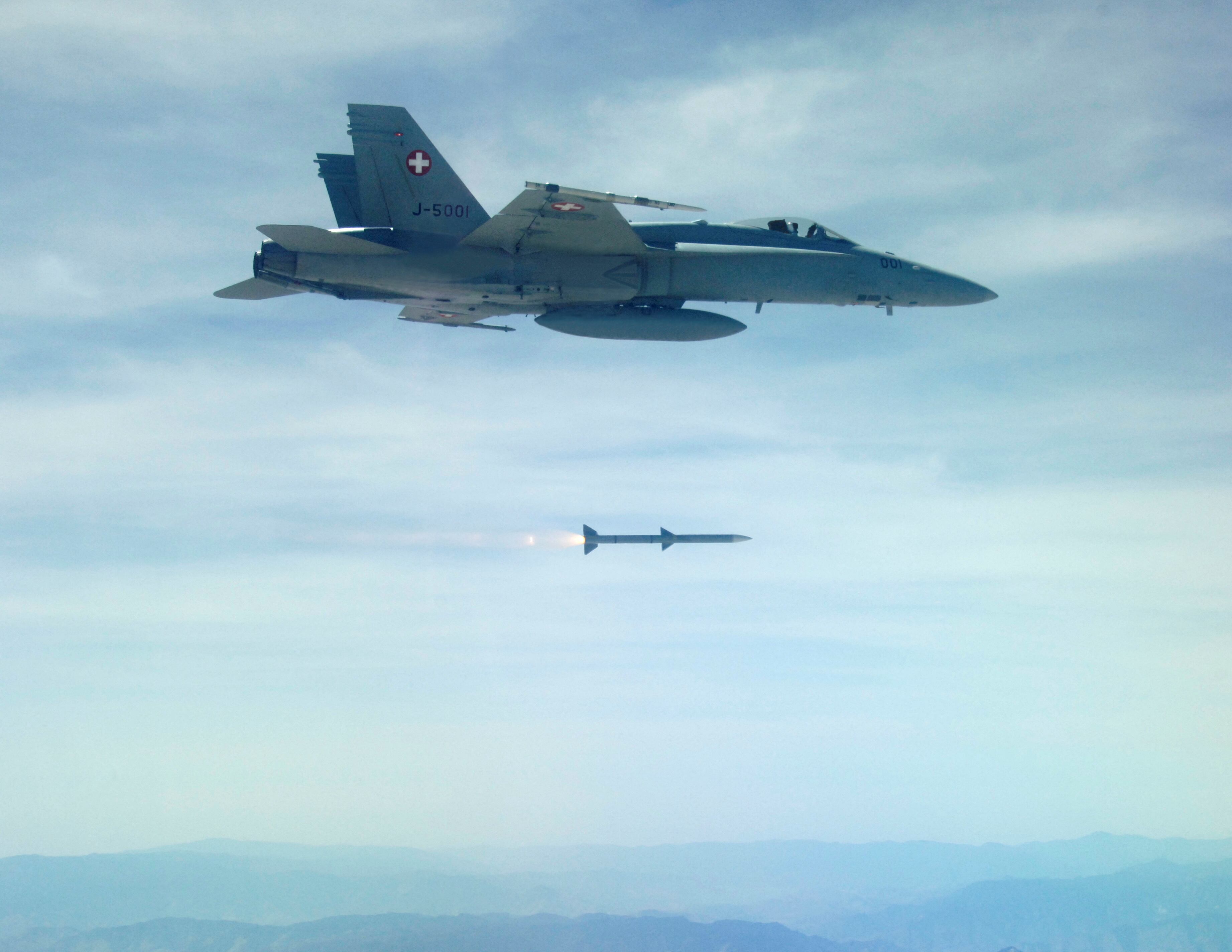 FOTO DE ARCHIVO: Una fotografía de archivo sin fecha muestra un avión de combate F/A-18 de la Fuerza Aérea Suiza disparando un misil aire-aire AMRAAM AIM-120C-7 del programa de armamento del Ejército Suizo para 2011. REUTERS/HO/Departamento Federal de Defensa/