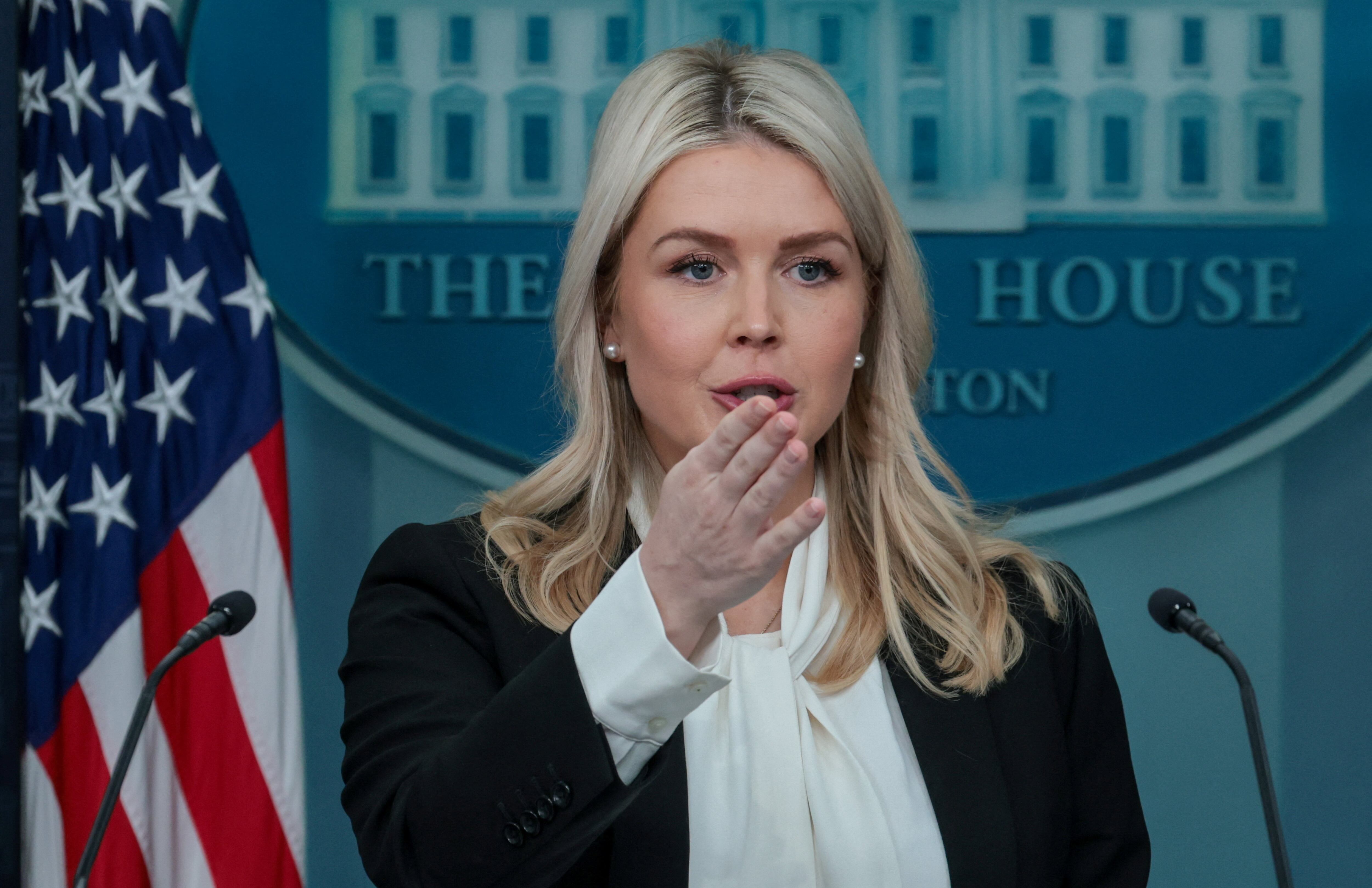 La secretaria de prensa de la Casa Blanca, Karoline Leavitt, responde preguntas de los periodistas durante una conferencia de prensa en la Casa Blanca, en Washington, D.C., EE. UU., el 4 de marzo de 2026. REUTERS/Jonathan Ernst