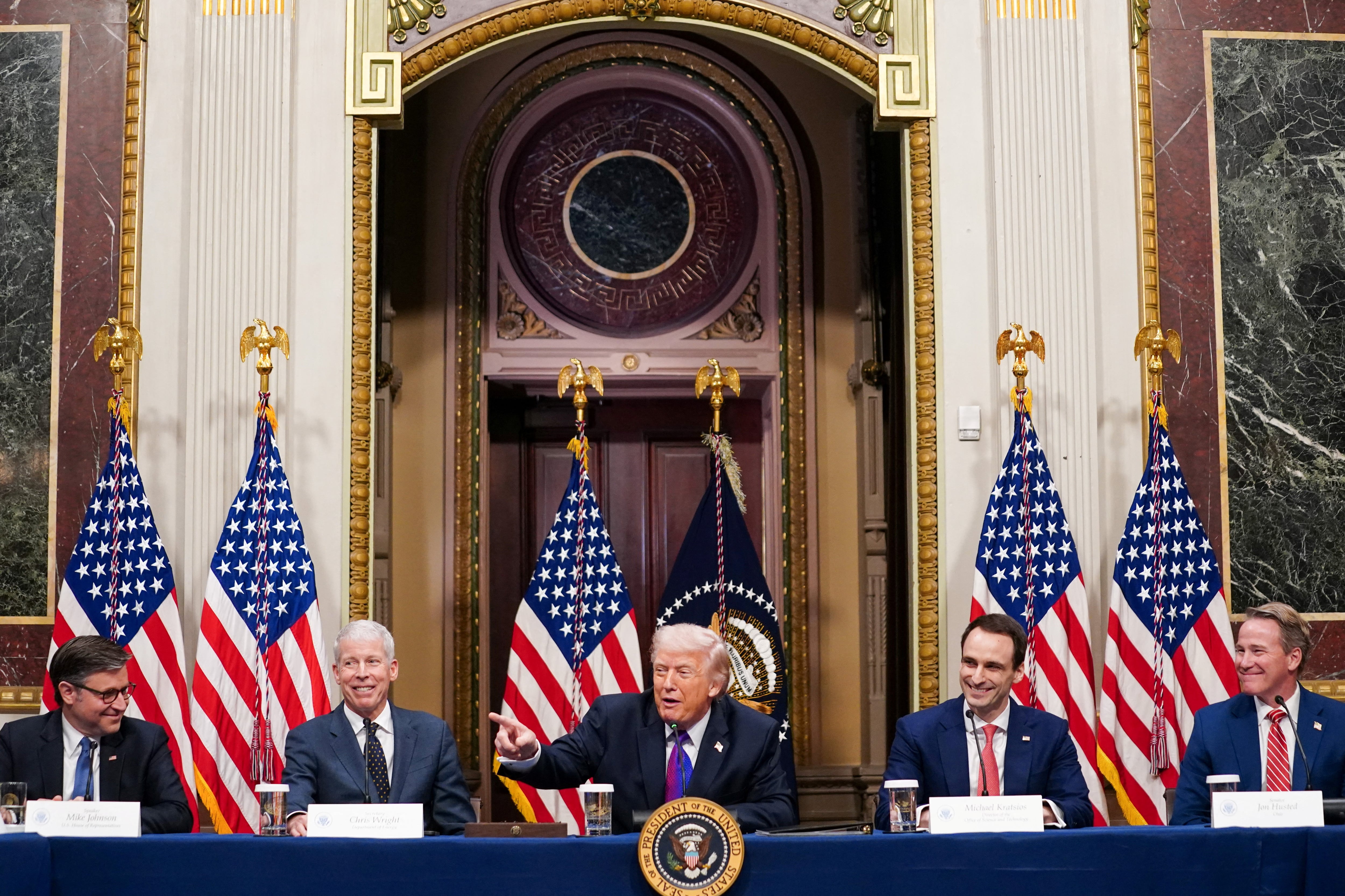 El presidente de Estados Unidos, Donald Trump, asiste a una mesa redonda sobre el Compromiso de Protección del Contribuyente en la Sala del Tratado Indio del Edificio de Oficinas Ejecutivas Eisenhower (EEOB) en el campus de la Casa Blanca en Washington, D.C., EE. UU., el 4 de marzo de 2026. REUTERS/Nathan Howard
