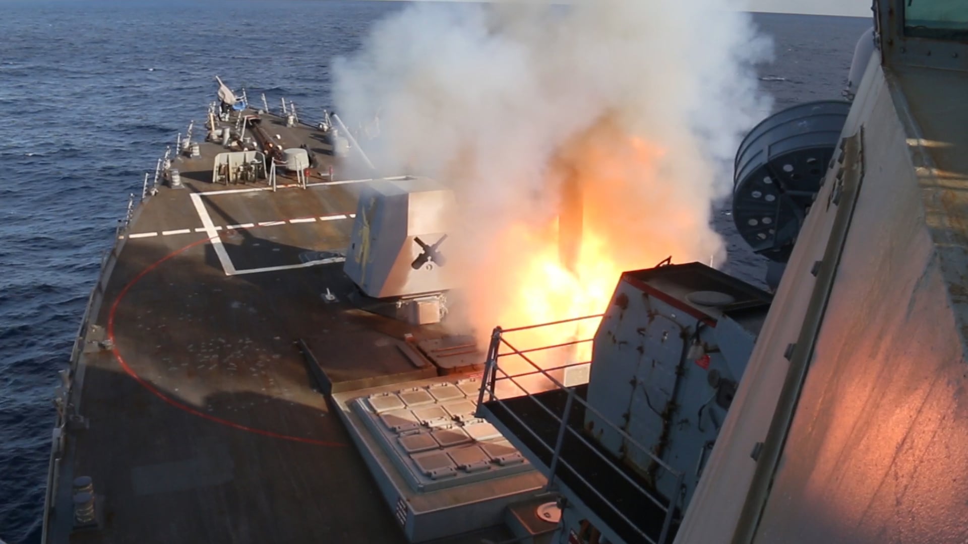 Un destructor estadounidense lanzando un proyectil (@CENTCOM)