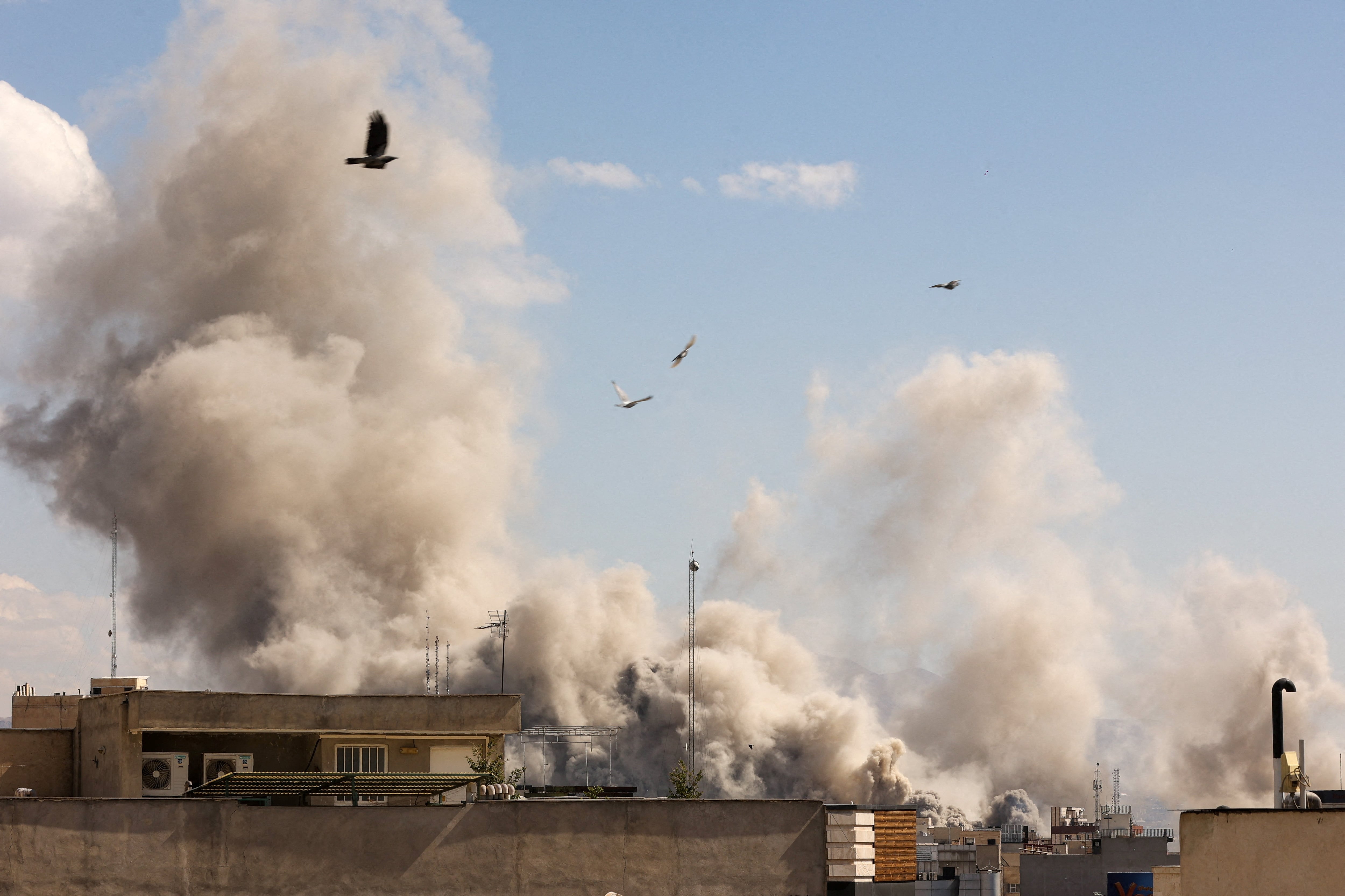 Se eleva una columna de humo tras una explosión en Teherán (Majid Asgaripour/WANA/Archivo)