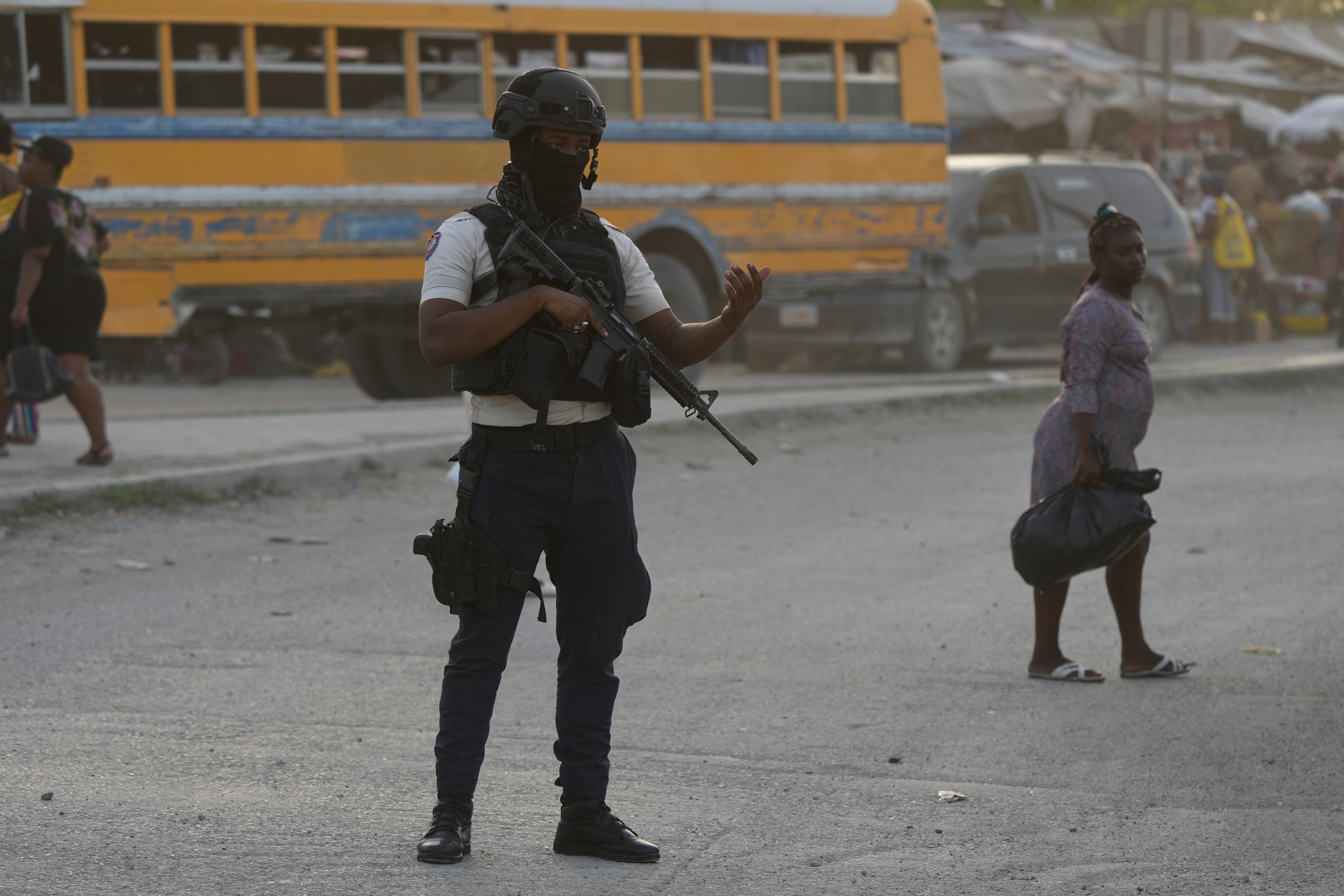Policías patrullan una intersección en Puerto Príncipe, Haití (AP Foto/Odelyn Joseph/Archivo)