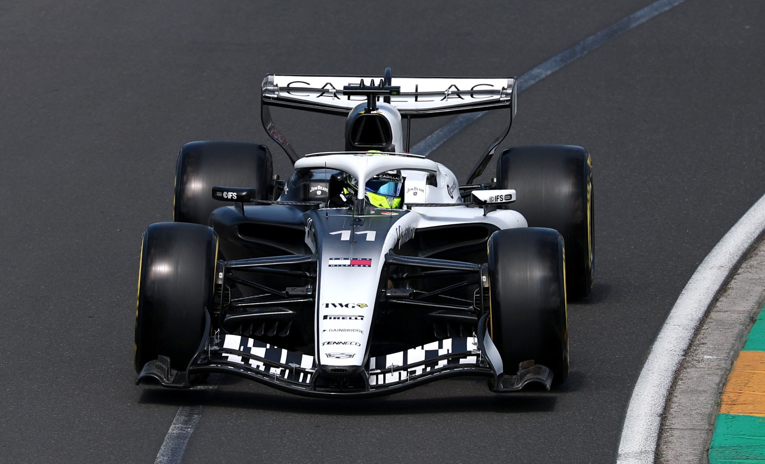 En el debut absoluto de Cadillac, Checo Pérez tuvo un fuerte enfrentamiento con Liam Lawson (REUTERS/Mark Peterson)