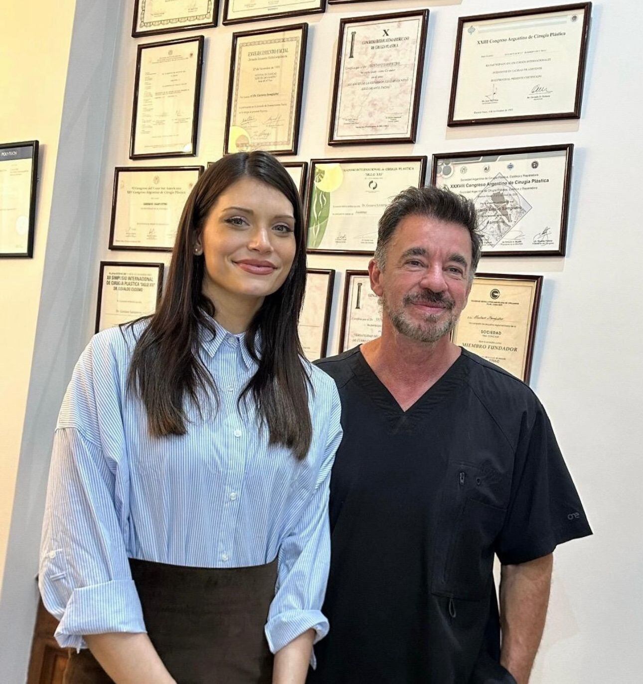 La cirugía elegida por Eva De Dominici fue una mastopexia, indicada para corregir las secuelas de la gigantomastitis desarrollada durante el embarazo