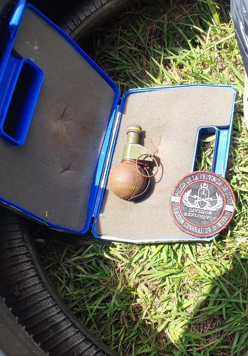 El despliegue se efectuó luego de que un sujeto arrojó un portafolio azul con explosivos (Fuente: El Tribuno de Jujuy)